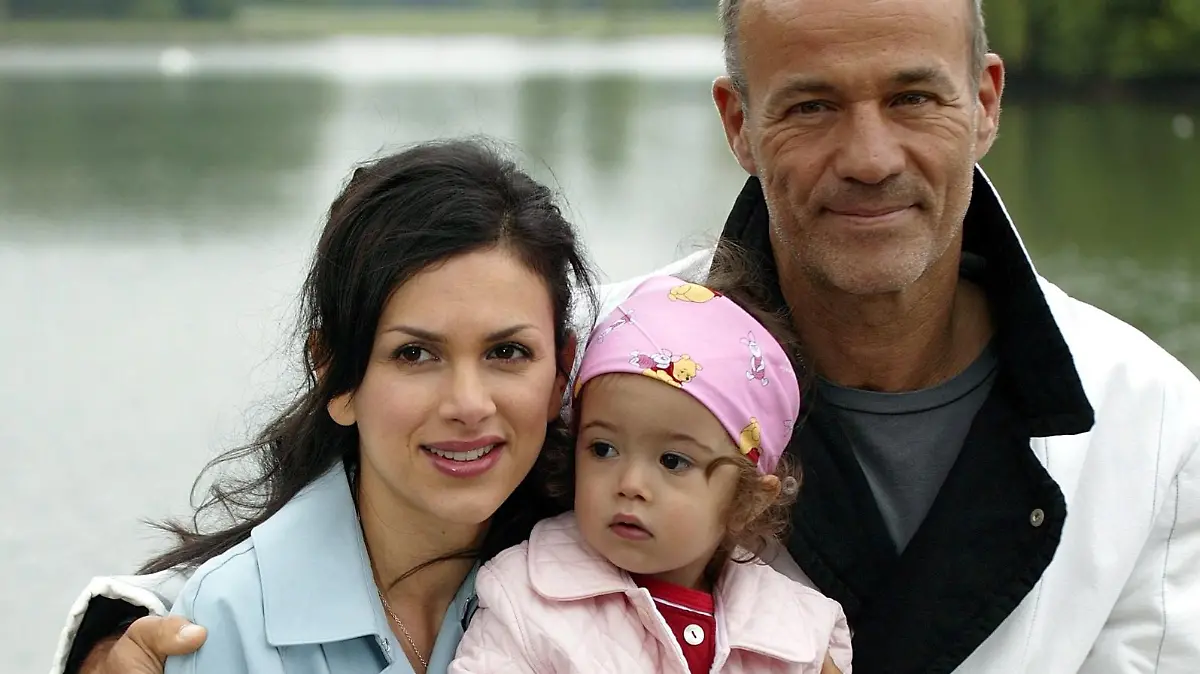 Schauspieler Heiner Lauterbach stellt sich am 13.5.2004 mit seiner Frau Viktoria und mit seiner Tochter Maya im Englischen Garten in München den Fotografen. Der Schauspieler ist gemeinsam mit seiner kleinen Tochter in der Komödie" Zwei Männer und ein Baby" zu sehen, die am 21.Mai im Abendprogramm der ARD ausgestrahlt wird. Heiner Lauterbach, am Anfang ein raubeiniger Kinderfeind, entdeckt als Babysitter ungeahnte Qualitäten, die nicht nur seine Kreativiät beflügeln.