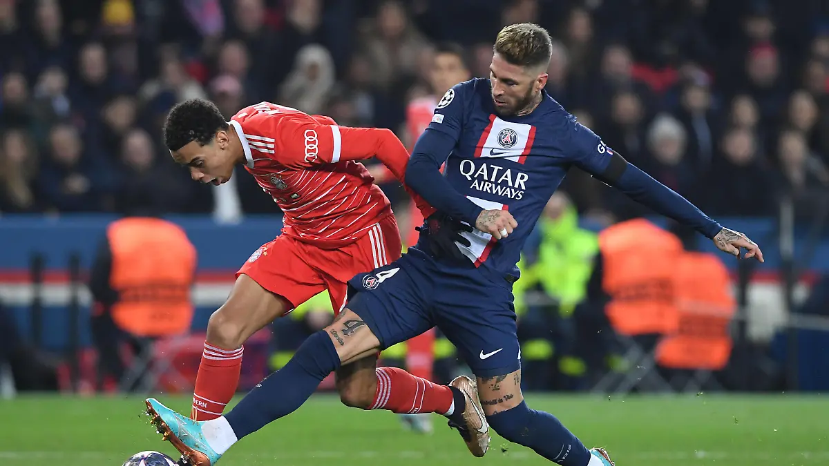 Fußball Champions League Achtelfinale Paris Saint-Germain - FC Bayern München am 14.02.2023 im Prinzenpark in Paris Jamal Musiala München , links - Sergio Ramos Paris , rechts *** Soccer Champions League Round of 16 Paris Saint Germain FC Bayern Munich on 14 02 2023 at Princes Park in Paris Jamal Musiala Munich , left Sergio Ramos Paris , right xHDx