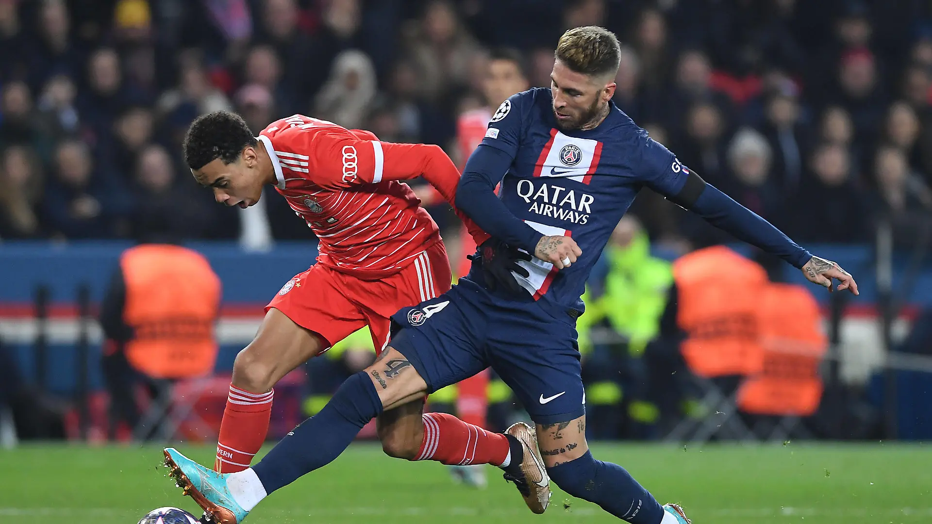 Fußball Champions League Achtelfinale Paris Saint-Germain - FC Bayern München am 14.02.2023 im Prinzenpark in Paris Jamal Musiala München , links - Sergio Ramos Paris , rechts *** Soccer Champions League Round of 16 Paris Saint Germain FC Bayern Munich on 14 02 2023 at Princes Park in Paris Jamal Musiala Munich , left Sergio Ramos Paris , right xHDx