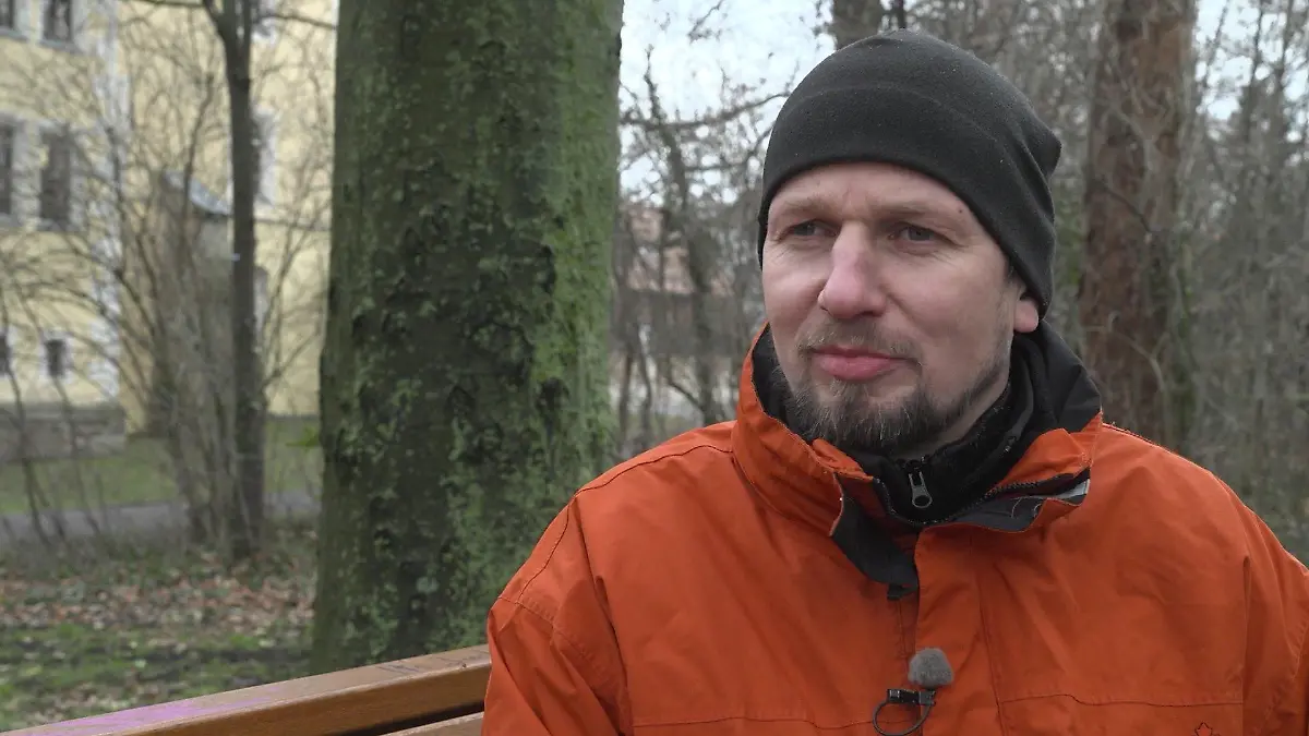 Kai ist der Vater des Opfers von David E. er tritt als Nebenkläger auf.