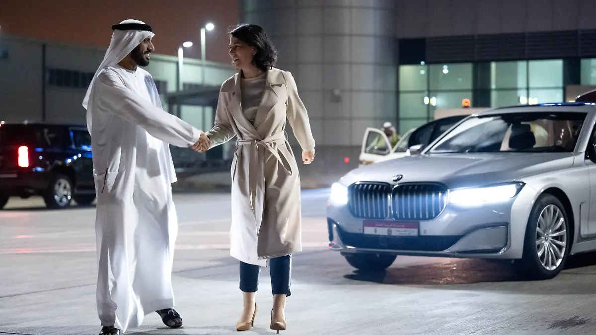 14.08.2023, Vereinigte Arabische Emirate, Abu Dhabi: Annalena Baerbock (Bündnis 90/Die Grünen), Außenministerin, wird am Flughafen von Abu Dhabi verabschiedet. Sie will trotz der Panne an ihrem Regierungsflugzeug mit derselben Maschine der Flugbereitschaft zu ihrem Besuch in der Pazifik-Region weiterfliegen. Sie war wegen technischer Probleme in Abu Dhabi gestrandet. Von dort will Baerbock nach Informationen aus ihrer Delegation mit etwa 22-stündiger Verspätung gegen Mitternacht Richtung Australien aufbrechen. Foto: Sina Schuldt/dpa +++ dpa-Bildfunk +++