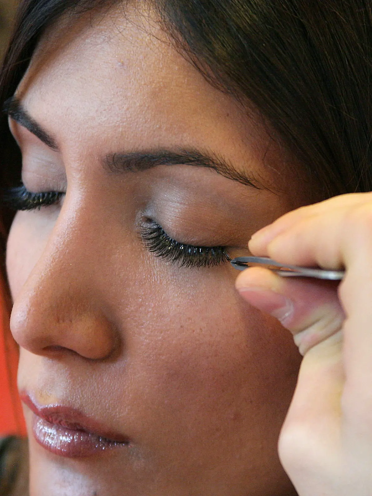 Mit ruhiger Hand und einer Pinzette verdichtet und verlängert der Visagist Uestuen mit künstlichen Härchen die Wimpern von Derya. Aufgenommen am 24.03.2006 in Berlin. Promivisagist Ayhan Uestuen zeigte Derya den neuesten Beautytrend aus Amerika. Wimpernverdichtung und Wimpernverlängerung. Die einzelnen Wimpern werden mit einem Spezialkleber zwischen die natürlichen Wimpern geklebt und halten drei bis vier Wochen. Foto: Xamax +++(c) dpa - Report+++