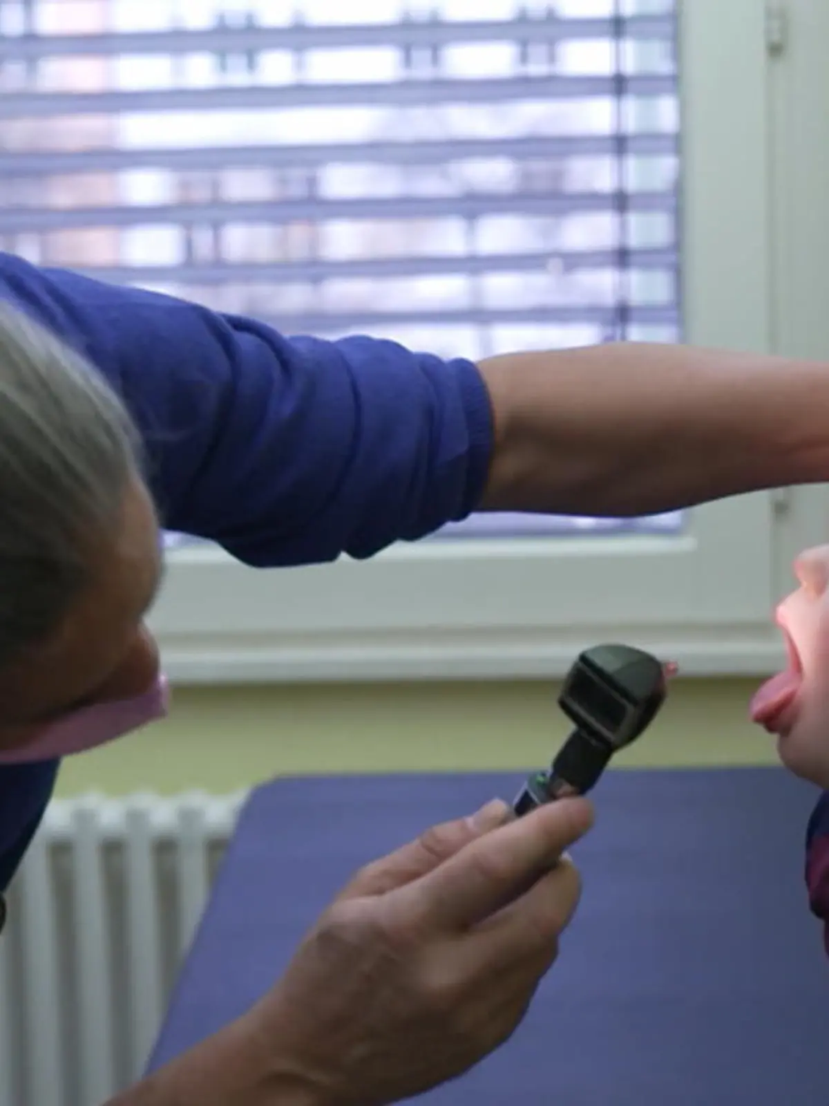 Seit Wochen warnt die WHO und warnen auch die Kinderärzte in Deutschland vor steigenden Scharlachzahlen. In Münster ist jetzt offenbar ein 15-Jähriger an den Folgen einer Infektion verstorben. Dabei ist die Krankheit grundsätzlich mit Penicillin leicht zu behandeln. Doch an vielen Orten fehlen wichtige Medikamente, in einigen Fällen wohl mit schlimmen Folgen für die Kinder. Was die Symptome von Scharlach sind und wie es in der Regel behandelt wird, erklärt der Münsteraner Kinderarzt Pedro Andreo Garcia RTL-Reporter Marc Chmiel im Video.