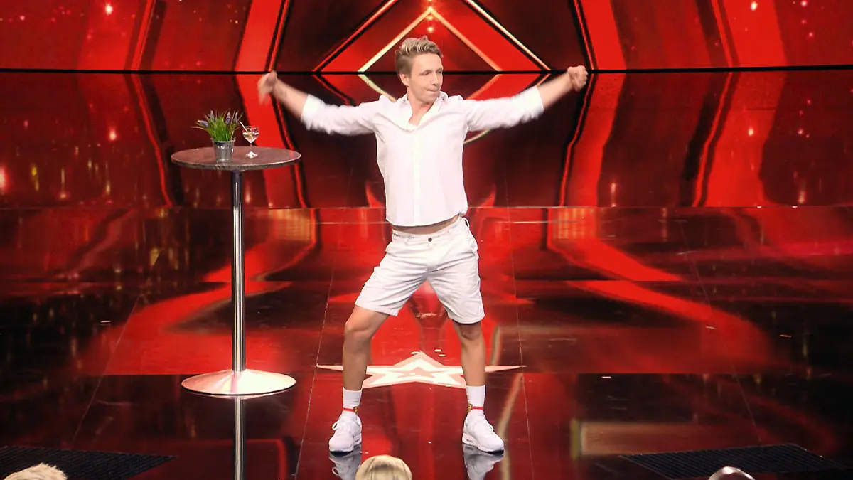 Achi alias "Mr. Torpedo" scheitert als Tänzer Das Supertalent 2018: Show 7
