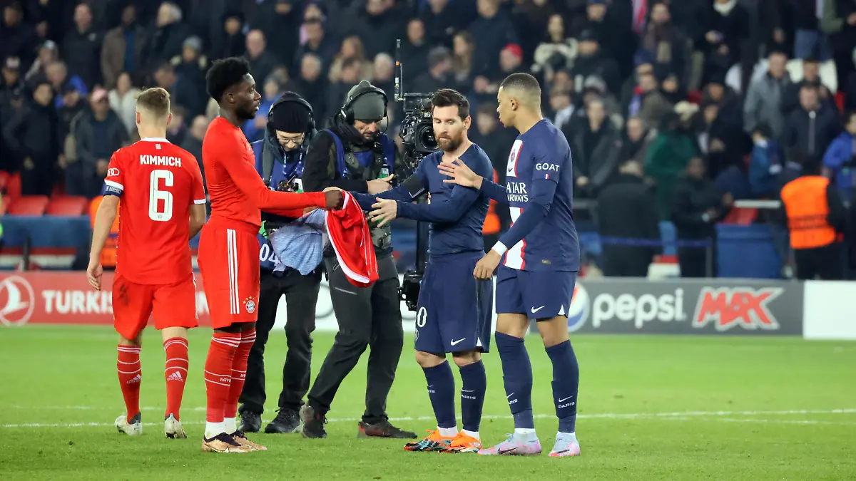 Frankreich, Paris, 14.02.2023, Fussball, Champions League, Paris Saint-Germain - FC Bayern München: v.l. Alphonso Davies (FC Bayern München), Lionel Messi, Kylian Mbappe (beide PSG). Foto: Robin Rudel