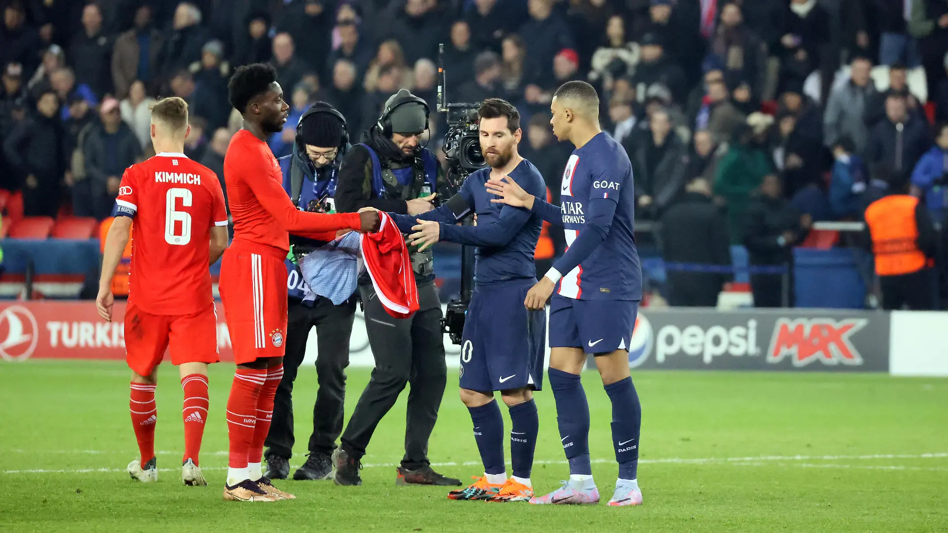 Frankreich, Paris, 14.02.2023, Fussball, Champions League, Paris Saint-Germain - FC Bayern München: v.l. Alphonso Davies (FC Bayern München), Lionel Messi, Kylian Mbappe (beide PSG). Foto: Robin Rudel