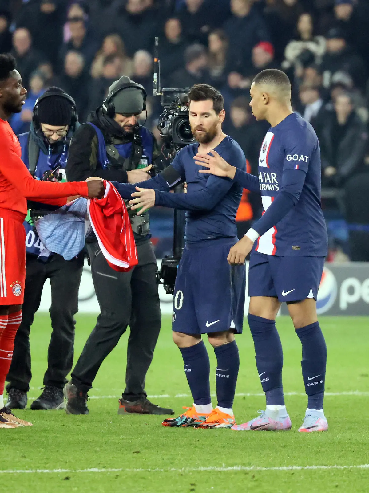 Frankreich, Paris, 14.02.2023, Fussball, Champions League, Paris Saint-Germain - FC Bayern München: v.l. Alphonso Davies (FC Bayern München), Lionel Messi, Kylian Mbappe (beide PSG). Foto: Robin Rudel