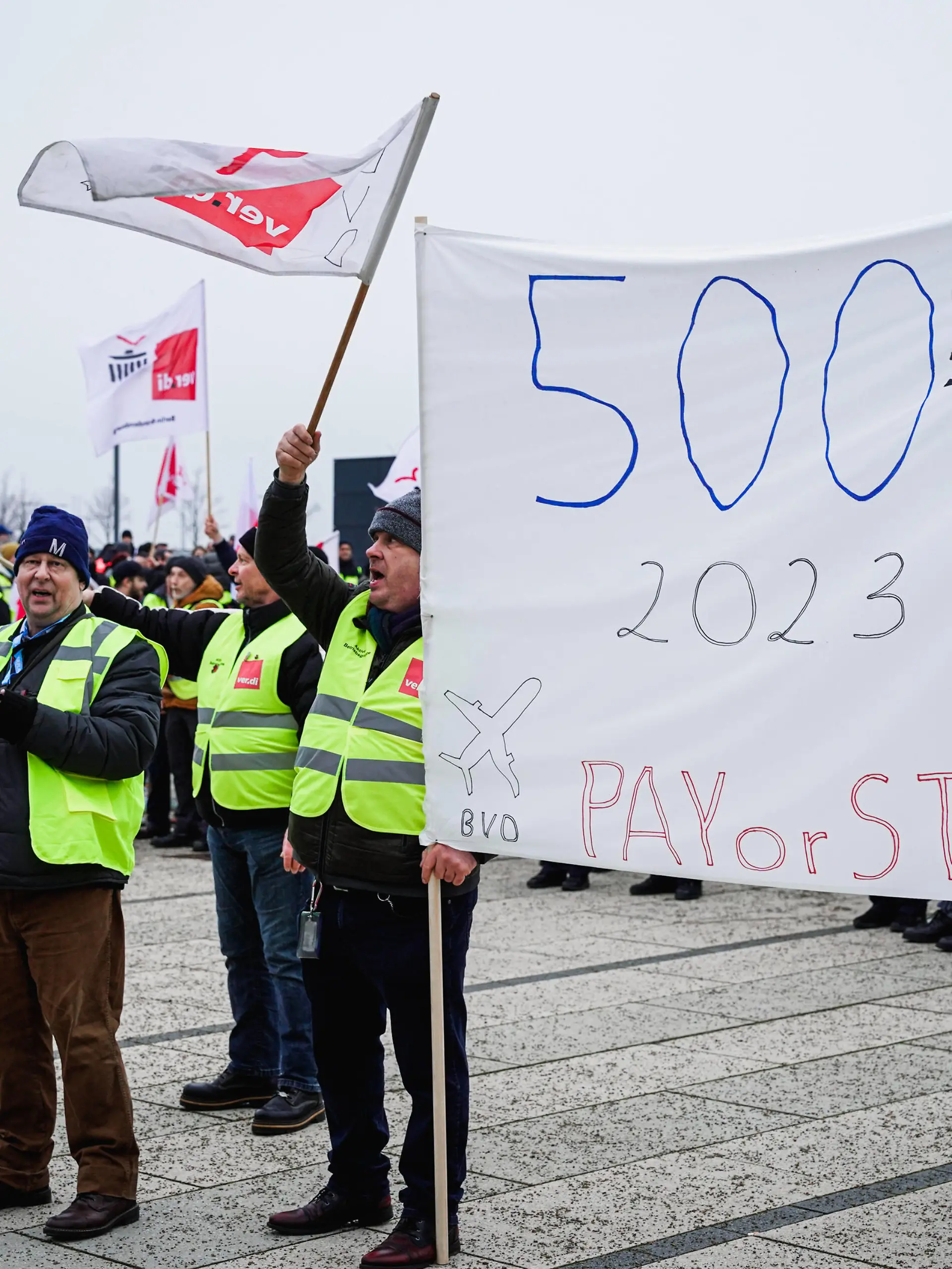 News Themen der Woche KW04 News Bilder des Tages Warnstreik am Flughafen BER Berlin-Brandenburg Aktuell, 25.01.2023, Berlin, Streikende der Gewerkschaft Ver.di vor dem Flughafen BER Berlin Brandenburg Willy Brandt auf Grund des Warnstreik der Gewerkschaft Verdi am Flughafen BER Berlin Brandenburg Berlin Berlin Deutschland *** Warning strike at the airport BER Berlin Brandenburg Current, 25 01 2023, Berlin, strikers of the trade union Ver di in front of the airport BER Berlin Brandenburg Willy Brandt due to the warning strike of the trade union Verdi at the airport BER Berlin Brandenburg Berlin Berlin Germany