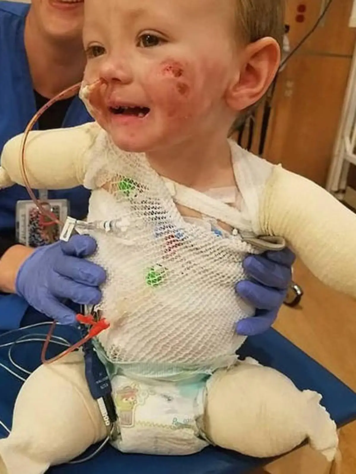 Trotz des schweren Schicksalsschlages: Der kleine Jeremiah verliert sein Lächeln nicht.