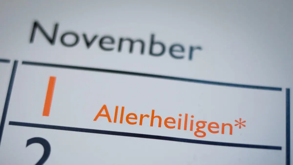 ILLUSTRATION - 18.10.2018, Schleswig-Holstein, Lübeck: Der 1. November, Allerheiligen, ist auf einem Kalender zu sehen. (zu dpa "Sonderurlaub für Nordlichter - "Mehr Gerechtigkeit stärkt Motivation"" vom 20.10.2018) Foto: Christian Charisius/dpa +++ dpa-Bildfunk +++