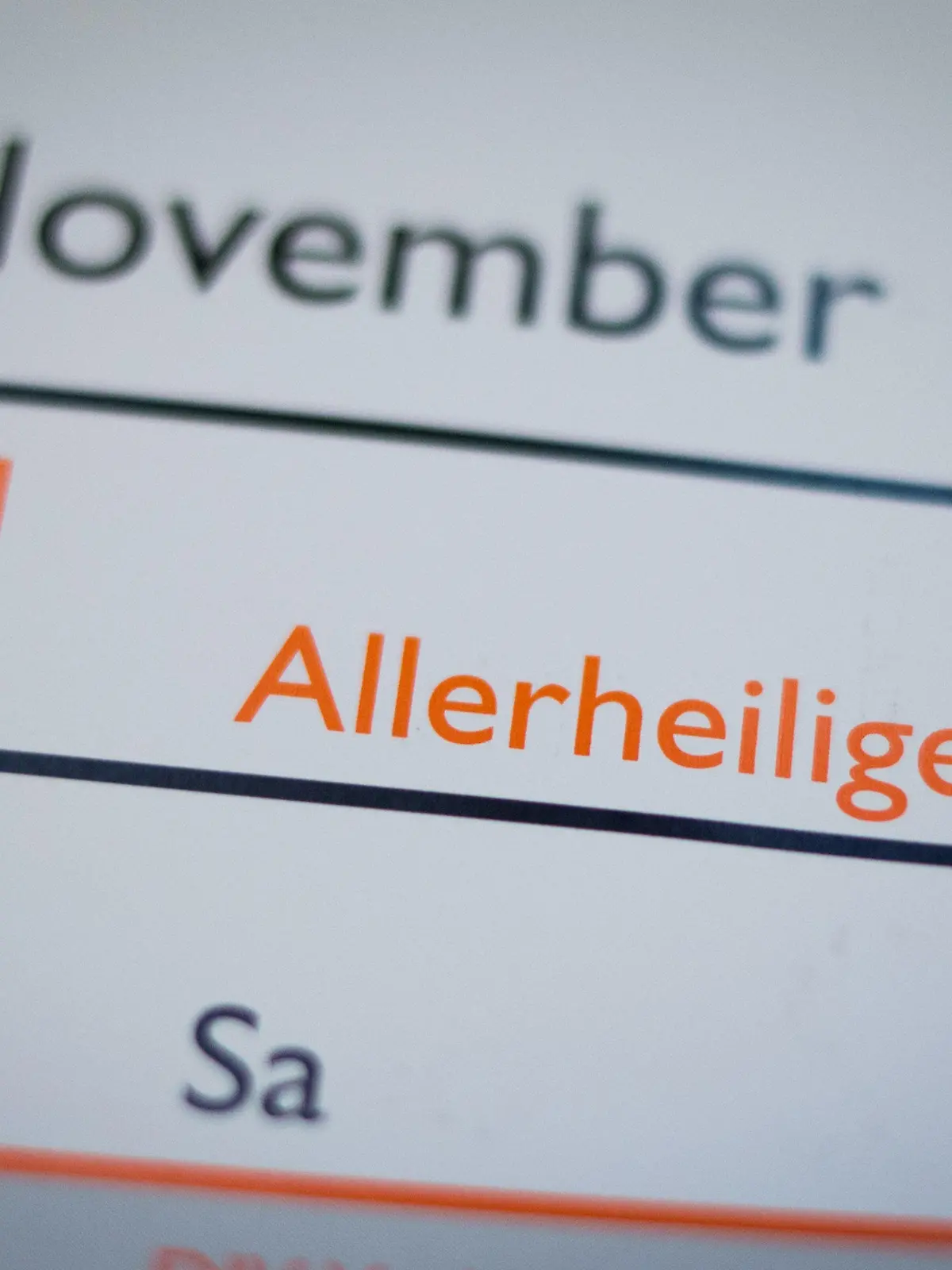 ILLUSTRATION - 18.10.2018, Schleswig-Holstein, Lübeck: Der 1. November, Allerheiligen, ist auf einem Kalender zu sehen. (zu dpa "Sonderurlaub für Nordlichter - "Mehr Gerechtigkeit stärkt Motivation"" vom 20.10.2018) Foto: Christian Charisius/dpa +++ dpa-Bildfunk +++