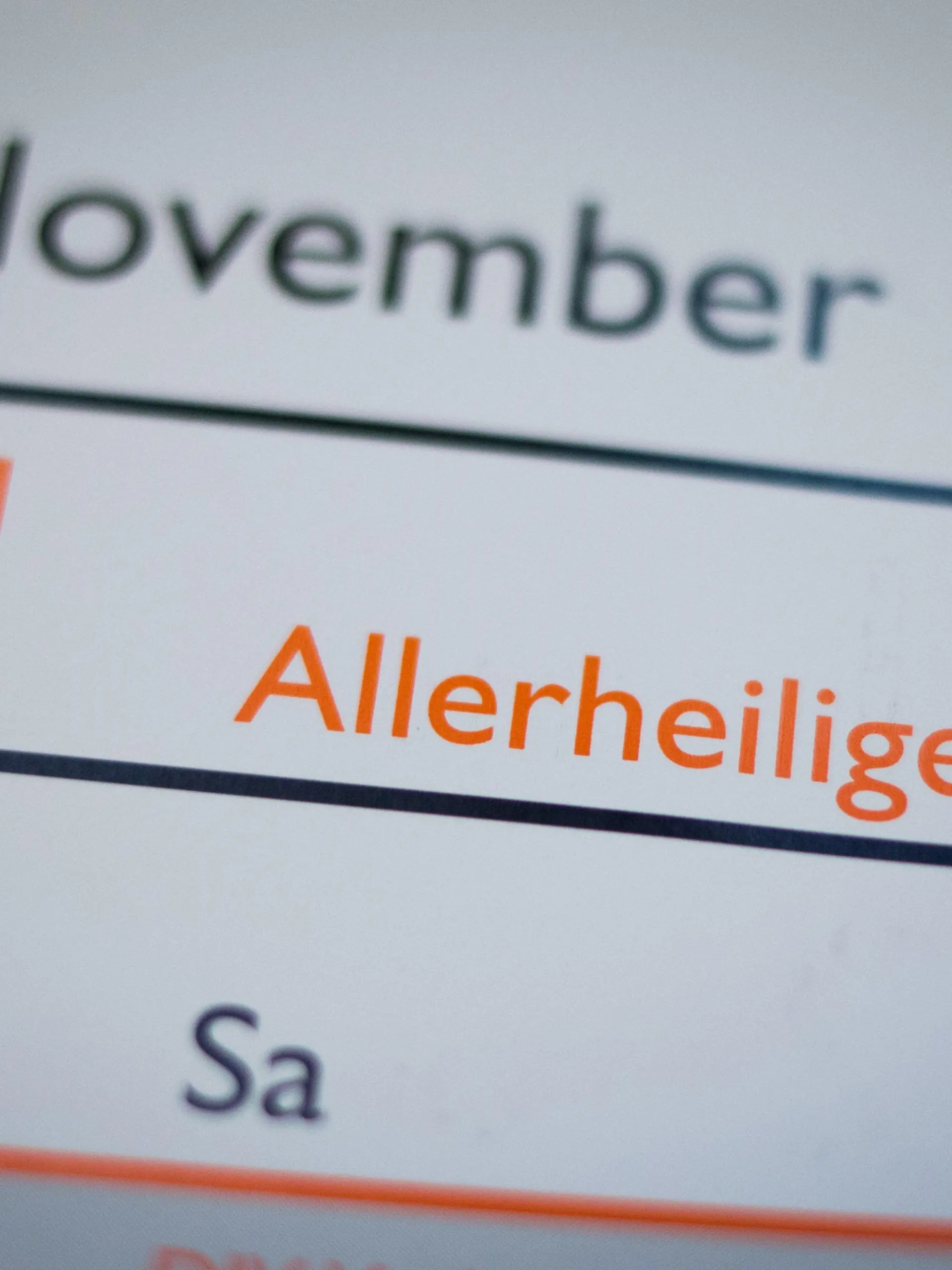 ILLUSTRATION - 18.10.2018, Schleswig-Holstein, Lübeck: Der 1. November, Allerheiligen, ist auf einem Kalender zu sehen. (zu dpa "Sonderurlaub für Nordlichter - "Mehr Gerechtigkeit stärkt Motivation"" vom 20.10.2018) Foto: Christian Charisius/dpa +++ dpa-Bildfunk +++