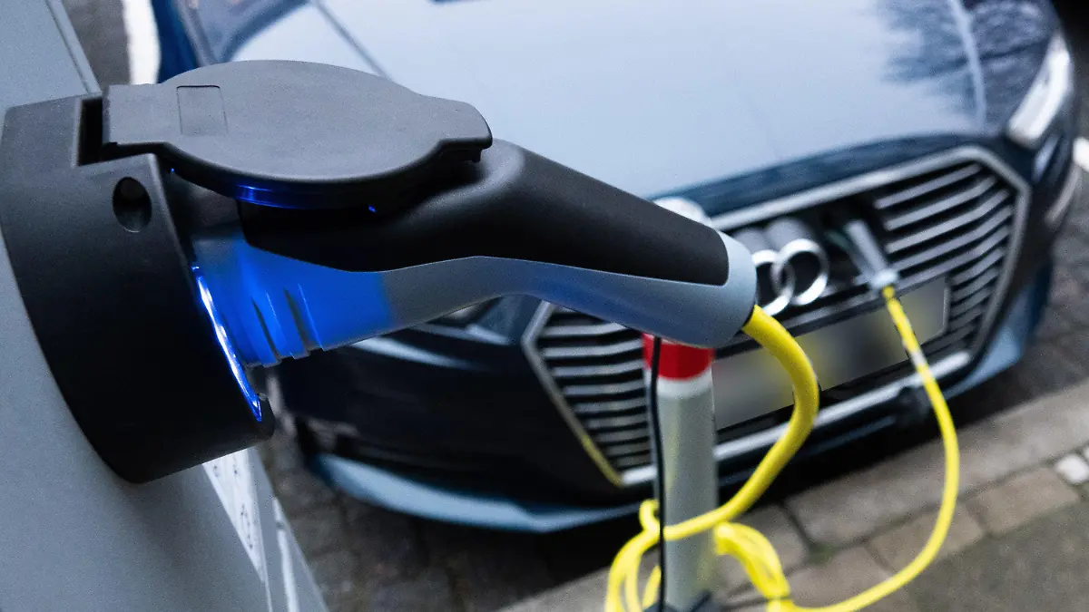 PRODUKTION - 23.01.2023, Niedersachsen, Hannover: Ein Audi Hybridfahrzeug lädt an einer öffentlichen Ladesäule für Elektroautos in der Innenstadt. Foto: Marco Rauch/dpa - ACHTUNG: Kennzeichen wurde aus rechtlichen Gründen gepixelt +++ dpa-Bildfunk +++