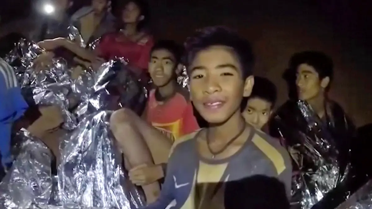 ARCHIV - 03.07.2018, Thailand, Mae Sai: Die Jungen einer Fußballmannschaft, die in einer Höhle in Thailand eingeschlossen sind (Videostandbild der Royal Thai Navy Seals). Die nun seit zwei Wochen in einer thailändischen Höhle festsitzenden Jugendlichen haben sich am Samstag, 07.70.2018 in einem bewegenden Brief an ihre mitbangenden Familien gewandt. (zu dpa «Macht euch keine Sorgen»: Thai-Jungs schreiben Brief an Familien vom 07.07.2018) Foto: Handout/Royal Thai Navy Facebook Page/AP/dpa +++ dpa-Bildfunk +++