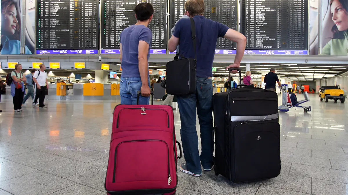 ARCHIV - Vor der Anzeigentafel warten Reisende am 28.07.2008 in der Abflughalle auf dem Flughafen von Frankfurt am Main während einem unbefristeten Streik der Gewerkschaft ver.di bei der Deutschen Lufthansa. Fluggäste können bei Verspätungen auf langen Reisen mit mehreren Teilstrecken mit höheren Entschädigungen rechnen. Der Bundesgerichtshof (BGH) in Karlsruhe entschied am Donnerstag (14.10.2010), dass bei Verspätungen, durch die ein Reisender seinen Anschlussflug verpasst, Anspruch auf Entschädigung für die gesamte Strecke besteht und nicht nur für einen Teil. Foto: Boris Roessler dpa/lhe +++(c) dpa - Bildfunk+++