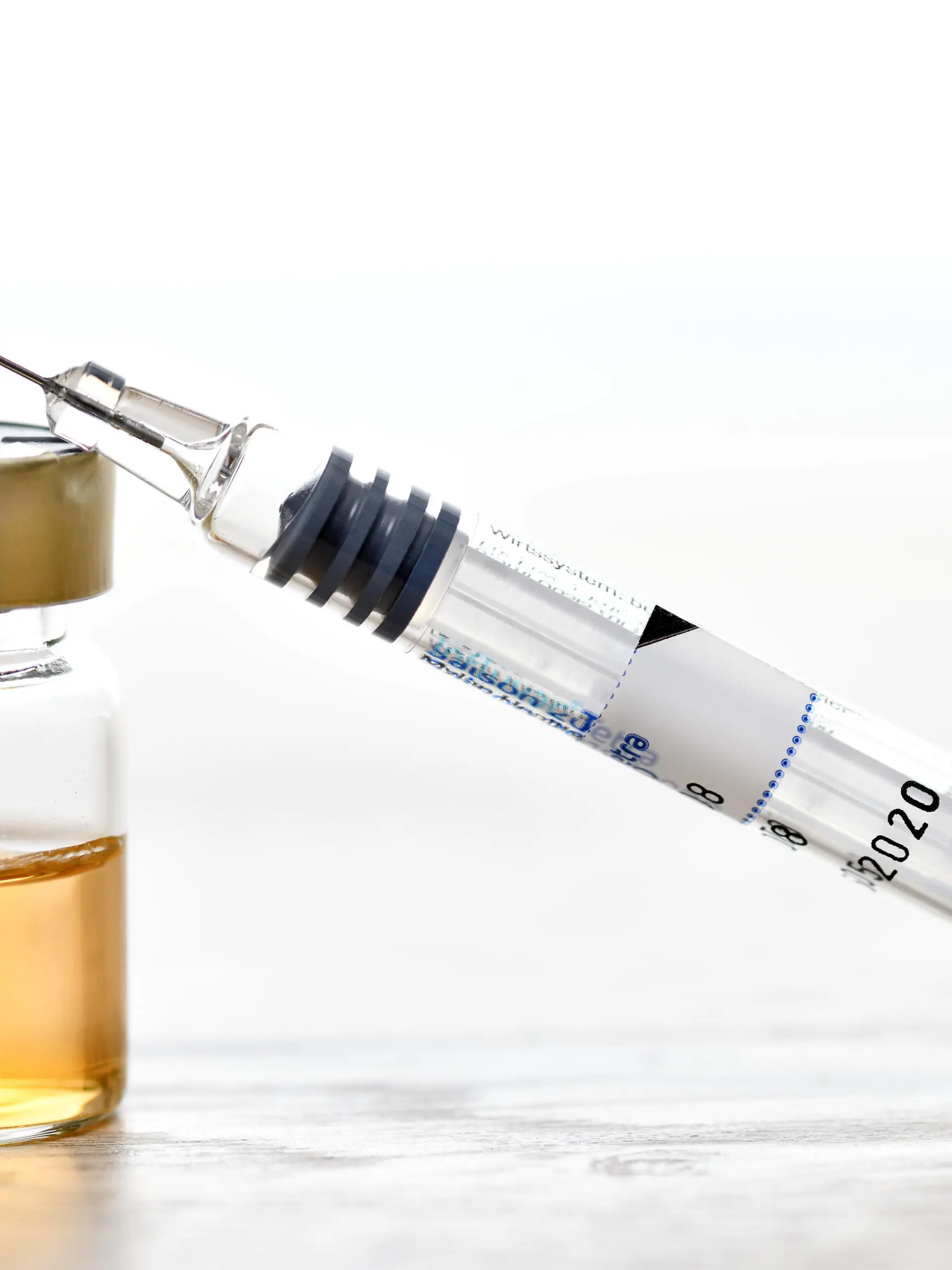 Impfspritze und Impfstoff-Fläschchen, Symbolfoto für Corona-Impfung *** Vaccine syringe and vaccine vials, symbol photo for Corona vaccination