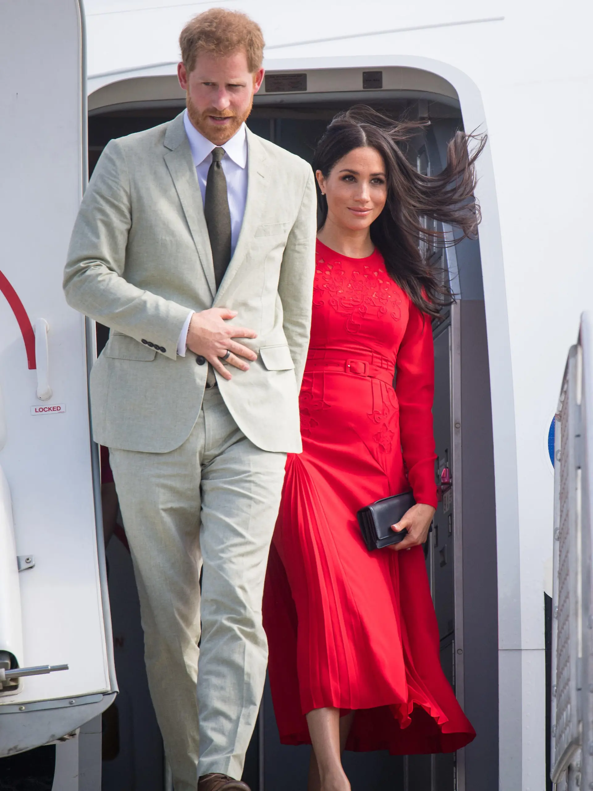25.10.2018, Tonga, Nuku'alofa: Der britische Prinz Harry und seine Frau Meghan kommen am Flughafen Fua'amotu an. Prinz Harry und seine Frau Meghan sind auf ihrer ersten offiziellen gemeinsamen Auslandsreise seit der Hochzeit im Mai und machen eine 16-Tägige Tour durch Australien, Neuseeland, die Fidschi-Inseln und das Königreich Tonga. Foto: Dominic Lipinski/PA Wire/dpa +++ dpa-Bildfunk +++