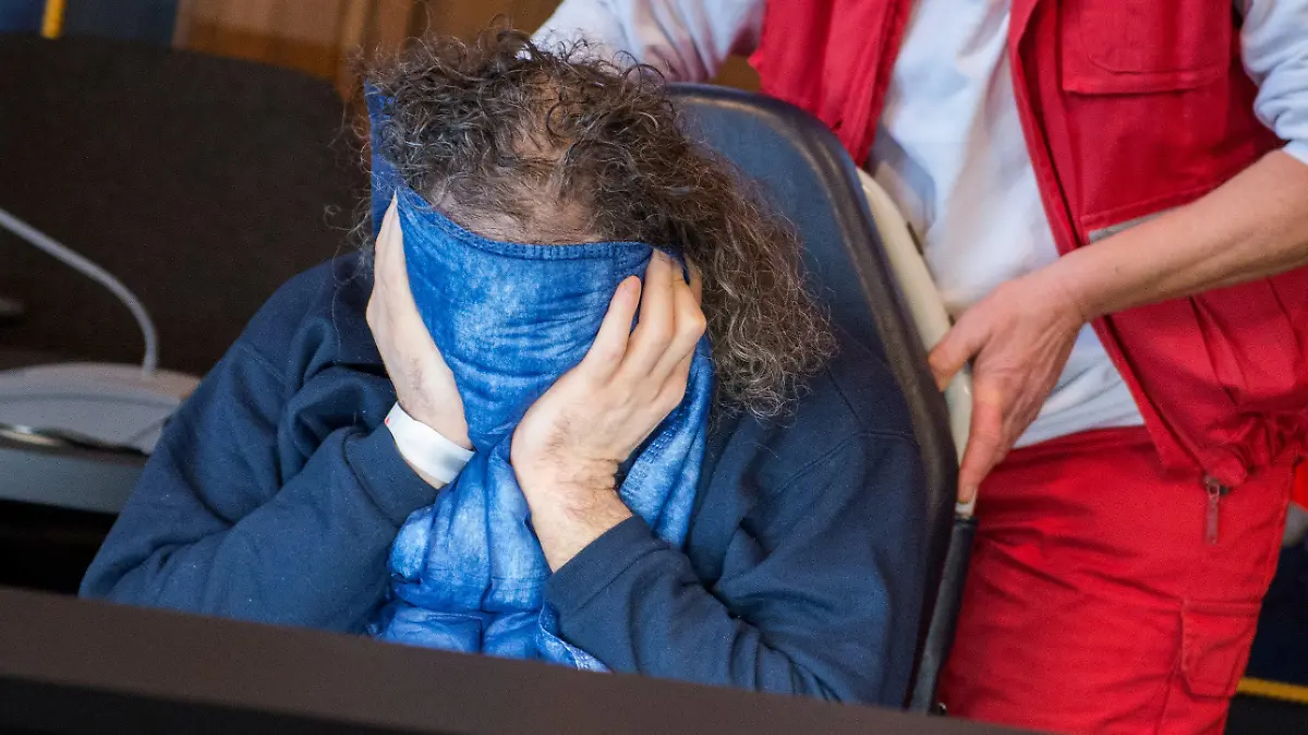 Der 43 Jahre alte Angeklagte wird am 09.01.2018 in Schwerin (Mecklenburg-Vorpommern) von einer Helferin des Deutschen Roten Kreuzes in das Landgericht gebracht. Die Staatsanwaltschaft wirft dem ehemaligen Mitarbeiter eines Schweriner Jugendtreffs vor, während seiner Tätigkeit in dem Treff fünf Jungen im Alter zwischen acht und dreizehn Jahren missbraucht zu haben. (ACHTUNG: Das Armband des Angeklagten wurde aus persönlichkeitsrechtlichen Gründen unkenntlich gemacht) Foto: Daniel Bockwoldt/ZB/dpa +++(c) dpa - Bildfunk+++