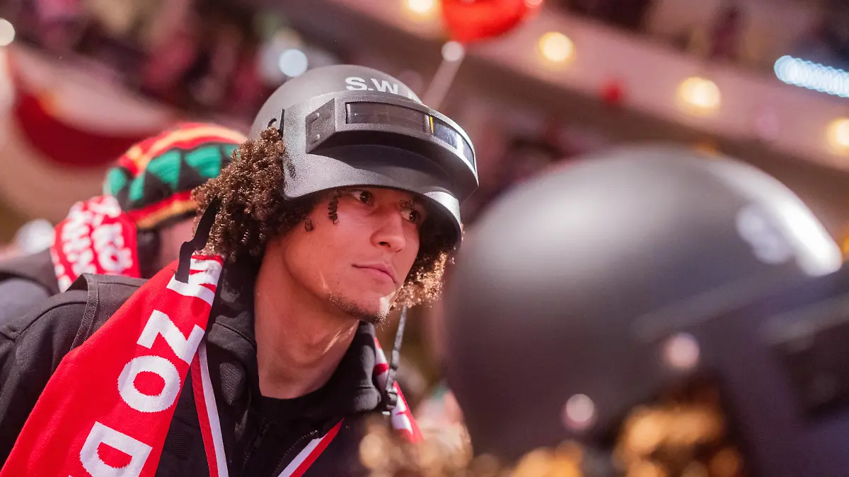 Davie Selke kommt als SWAT Team zur Karnevalssitzung des 1. FC Köln.