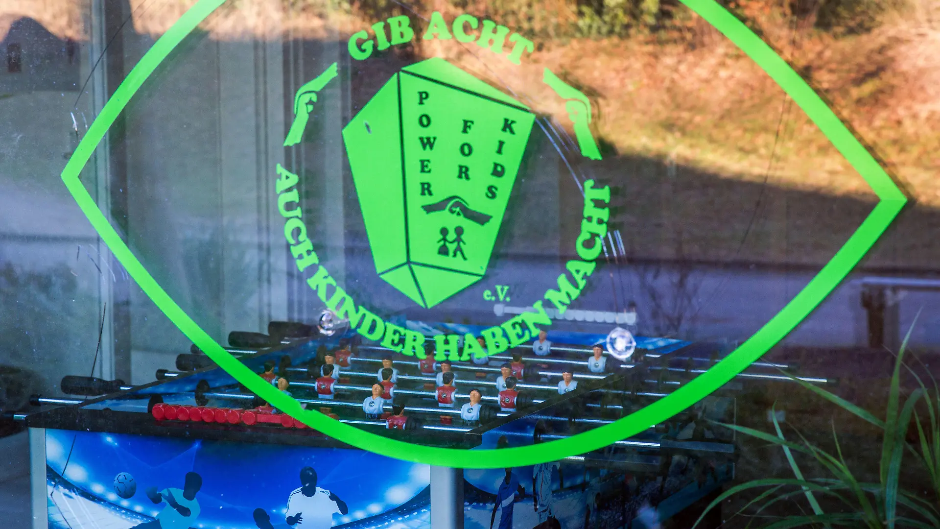 ARCHIV - 16.02.2016, Mecklenburg-Vorpommern, Schwerin: Der geschlossene Jugendklub des Vereins «Power for Kids». Der Prozess wegen schweren sexuellen Missbrauchs von Kindern gegen den früheren Chef des inzwischen geschlossenen Schweriner Jugendtreffs «Power for Kids» wird am 26.10.2018 fortgesetzt. Foto: Jens Büttner/dpa-Zentralbild/dpa +++ dpa-Bildfunk +++
