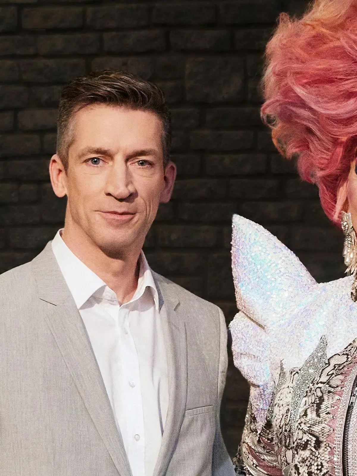 Steffen Hallaschka und Olivia Jones (r.) machen sich in der sechsteiligen Doku-Serie Sterben für Anfänger bei RTL+ auf den Weg, das Sterben zu lernen. 

+++ Die Verwendung des sendungsbezogenen Materials ist nur mit dem Hinweis und Verlinkung auf RTL+ gestattet. +++