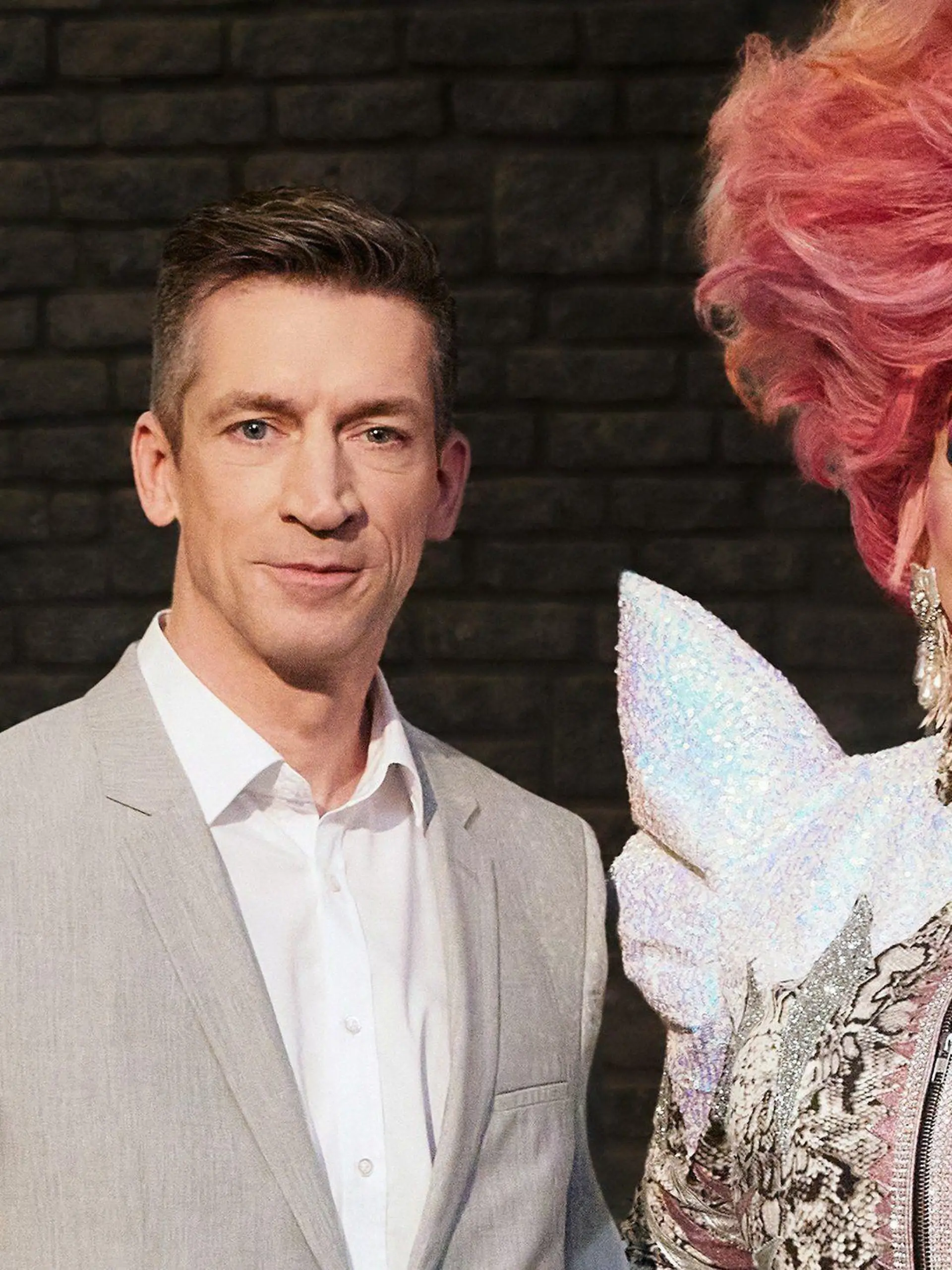 Steffen Hallaschka und Olivia Jones (r.) machen sich in der sechsteiligen Doku-Serie Sterben für Anfänger bei RTL+ auf den Weg, das Sterben zu lernen. 

+++ Die Verwendung des sendungsbezogenen Materials ist nur mit dem Hinweis und Verlinkung auf RTL+ gestattet. +++
