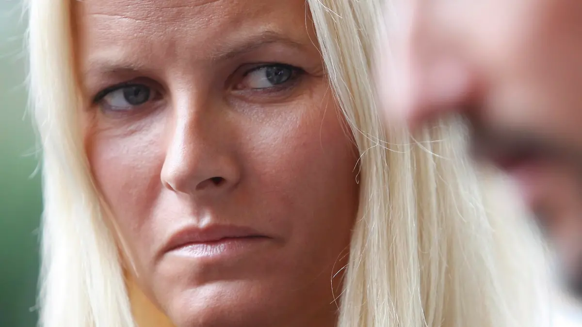 ARCHIV - Die norwegische Kronprinzessin Mette-Marit (Archivfoto vom 24.07.2011). Die Flugangst der Prinzessin ist legendär: Nun hat die 38-Jährige zusammen mit Kronprinz Haakon und mehr als hundert weiteren Passagieren eine Notlandung auf dem Kopenhagener Flugplatz Kastrup durchgemacht. Nach dem Ausfall eines Triebwerks kurz nach dem Start hatte sich am Sonntag (05.02.2012) auch Rauch in der Kabine des Flugzeuges entwickelt, wie eine Sprecherin der Fluggesellschaft SAS im Rundfunk angab. Foto: Trond Reidar Teigen (zu dpa 0462 vom 05.02.2012) +++(c) dpa - Bildfunk+++