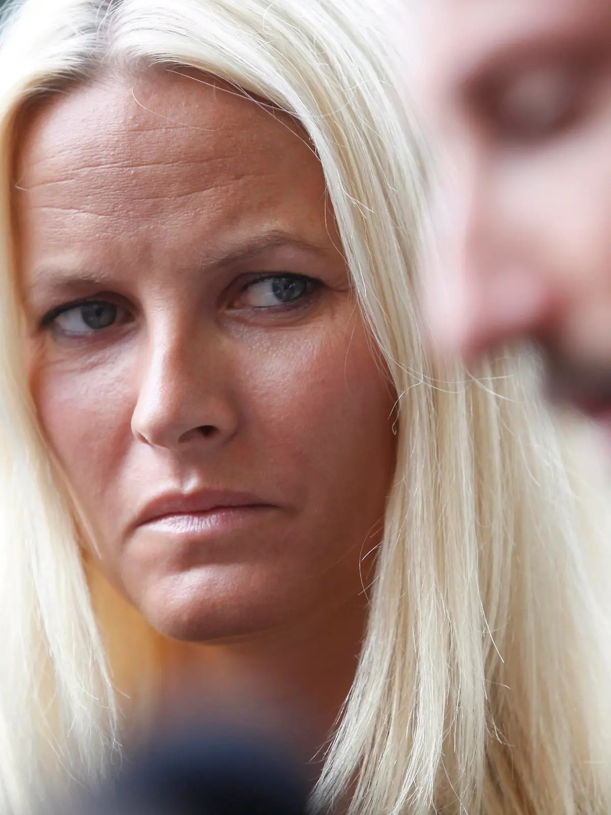 ARCHIV - Die norwegische Kronprinzessin Mette-Marit (Archivfoto vom 24.07.2011). Die Flugangst der Prinzessin ist legendär: Nun hat die 38-Jährige zusammen mit Kronprinz Haakon und mehr als hundert weiteren Passagieren eine Notlandung auf dem Kopenhagener Flugplatz Kastrup durchgemacht. Nach dem Ausfall eines Triebwerks kurz nach dem Start hatte sich am Sonntag (05.02.2012) auch Rauch in der Kabine des Flugzeuges entwickelt, wie eine Sprecherin der Fluggesellschaft SAS im Rundfunk angab. Foto: Trond Reidar Teigen (zu dpa 0462 vom 05.02.2012)  +++(c) dpa - Bildfunk+++