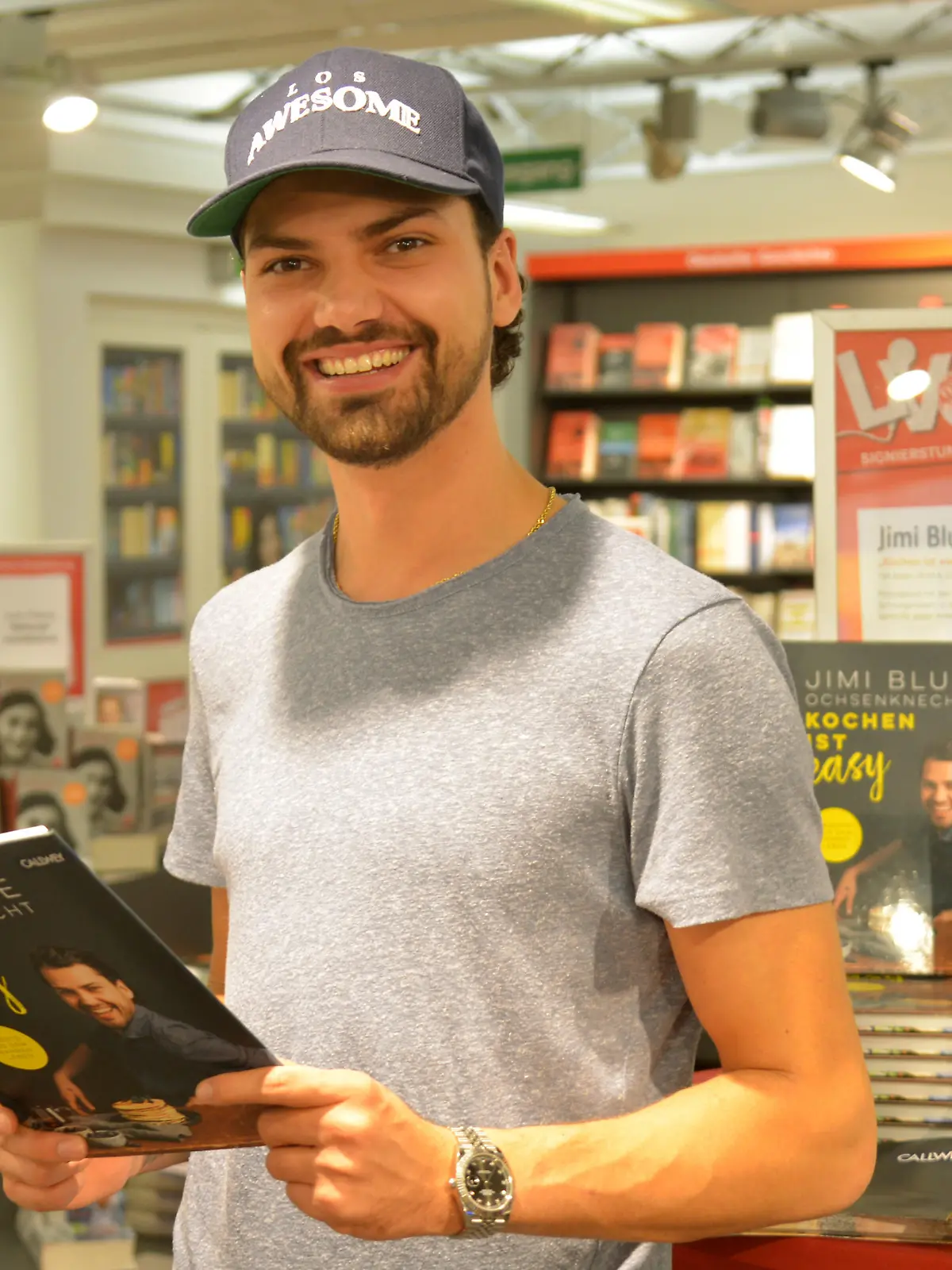 Jimi Blue Ochsenknecht schaut in sein Kochbuch "Kochen ist easy"