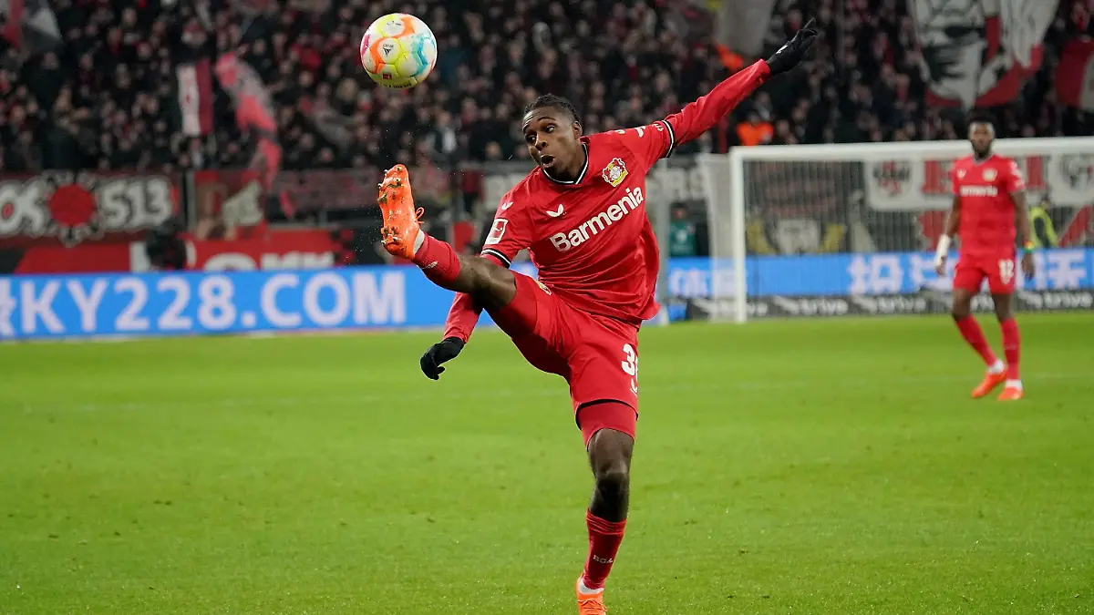29.01.2023, BayArena, Leverkusen, GER, 1.FBL, Bayer Leverkusen vs Borussia Dortmund , DFL regulations prohibit any use of photographs as image sequences and/or quasi-video. im Bild Jeremie Frimpong Leverkusen Leverkusen Nordrhein-Westfalen Deutschland *** 29 01 2023, BayArena, Leverkusen, GER, 1 FBL, Bayer Leverkusen vs Borussia Dortmund , DFL regulations prohibit any use of photographs as image sequences and or quasi video in picture Jeremie Frimpong Leverkusen Leverkusen Nordrhein Westfalen Germany PUBLICATIONxINxGERxSUIxAUTxONLY eu-images-506