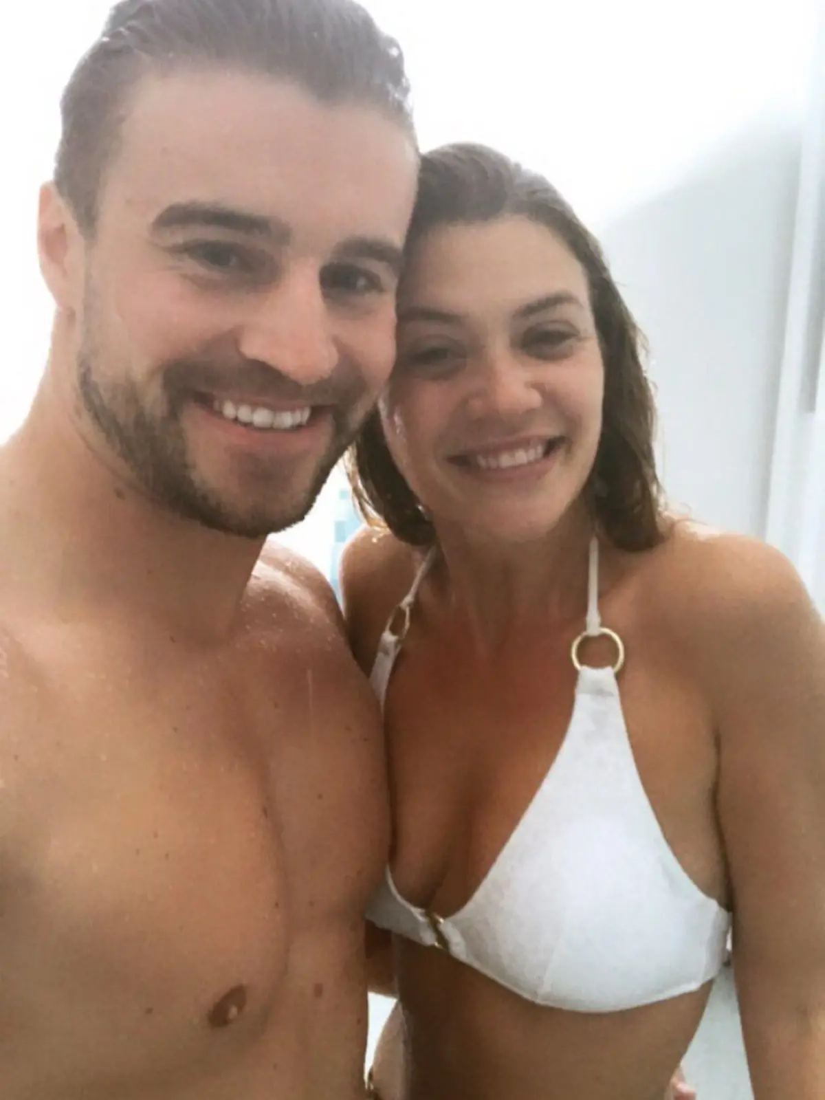 Bachelorette Nadine Klein (r.) und ihr Auserwählter Alex Hindersmann in Badesachen