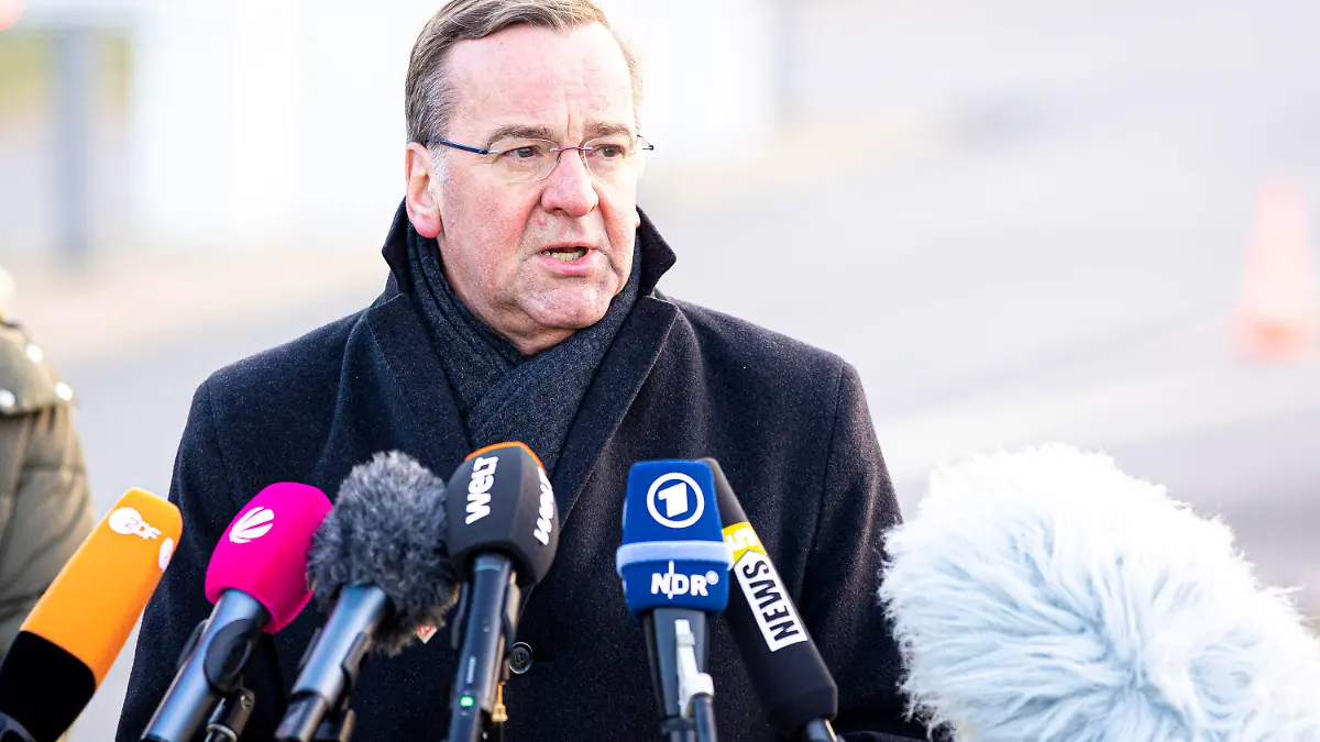 10.02.2023, Niedersachsen, Wunstorf: Boris Pistorius (SPD), Verteidigungsminister, gibt am Fliegerhorst Wunstorf in der Region Hannover ein Pressestatement ab. Bundesinnenministerin Faeser und Verteidigungsminister Pistorius besuchen heute den Fliegerhorst Wunstorf, von wo aus das THW Hilfsgüter in die Türkei schickt. Foto: Moritz Frankenberg/dpa +++ dpa-Bildfunk +++
