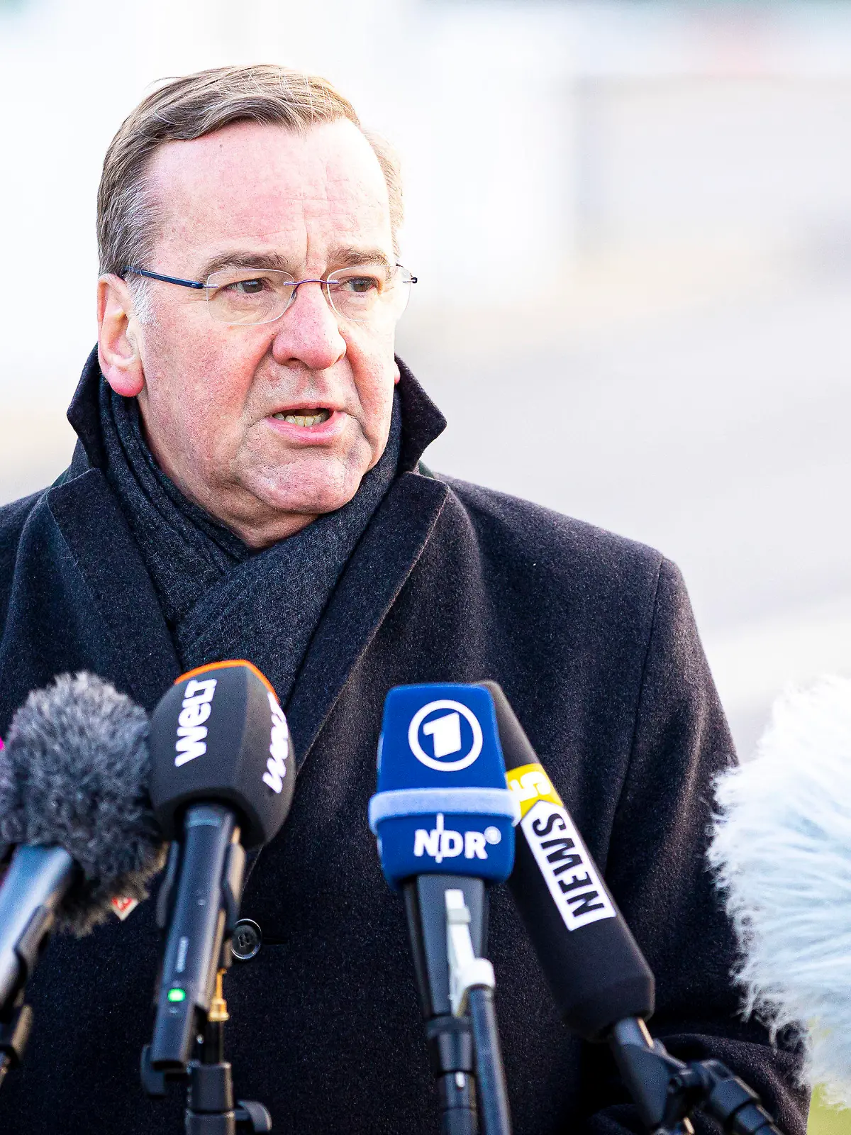 10.02.2023, Niedersachsen, Wunstorf: Boris Pistorius (SPD), Verteidigungsminister, gibt am Fliegerhorst Wunstorf in der Region Hannover ein Pressestatement ab. Bundesinnenministerin Faeser und Verteidigungsminister Pistorius besuchen heute den Fliegerhorst Wunstorf, von wo aus das THW Hilfsgüter in die Türkei schickt. Foto: Moritz Frankenberg/dpa +++ dpa-Bildfunk +++