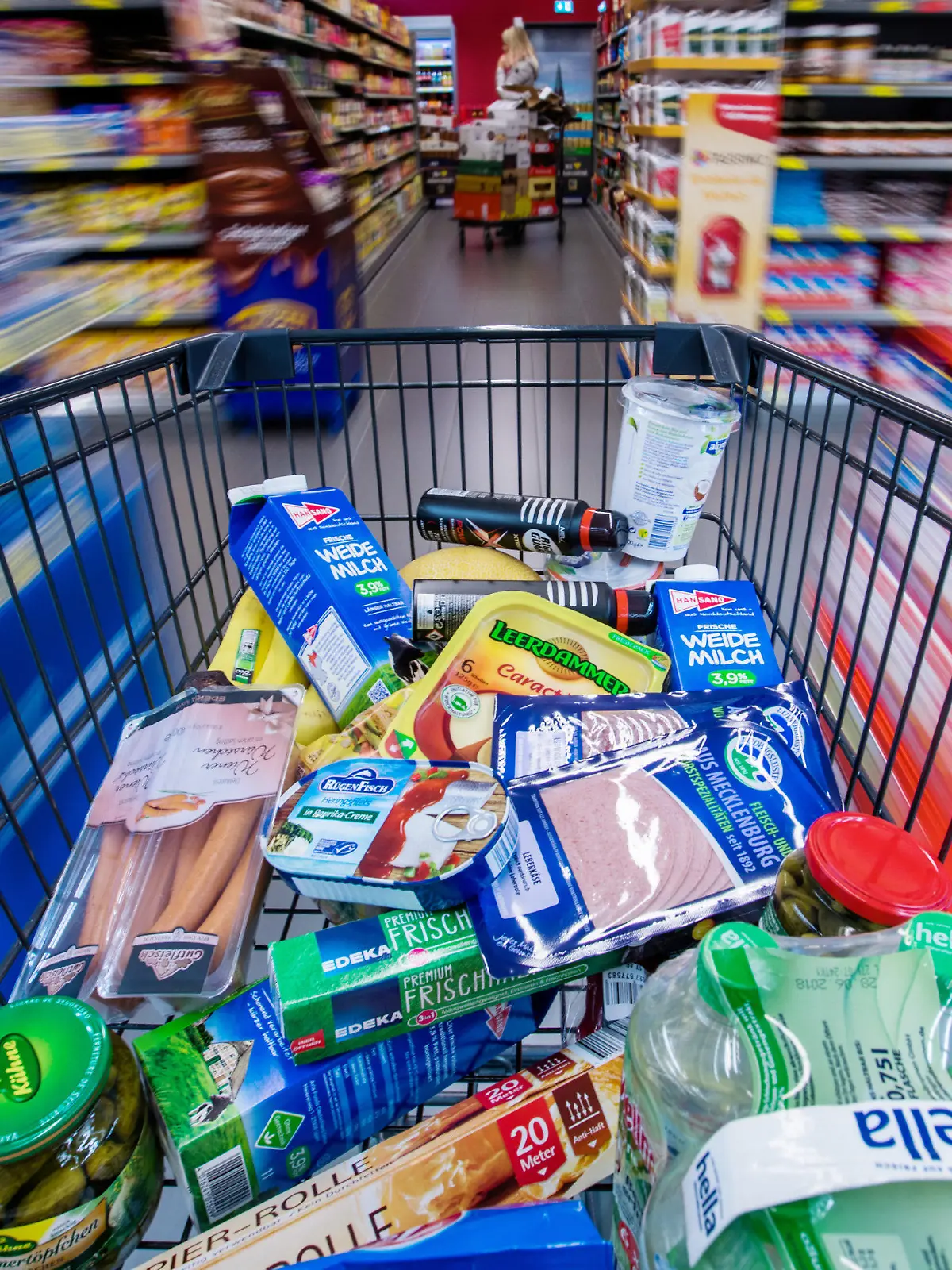 ARCHIV - Ein Einkaufswagen mit Lebensmitteln wird am 30.11.2017 in Schwerin (Mecklenburg-Vorpommern) durch die Regalreihen in einem Supermarkt geschoben. (Zu dpa "Schlecht fürs Portemonnaie: Inflation zieht wieder an" vom 16.01.2018) Foto: Jens Büttner/dpa-Zentralbild/dpa +++(c) dpa - Bildfunk+++