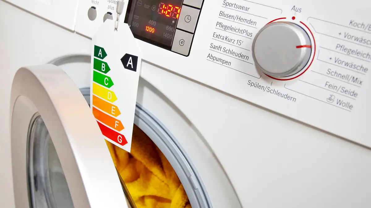 Moderne Waschmaschine mit Ökolabel, das die Effizienzklasse A zeigt.
