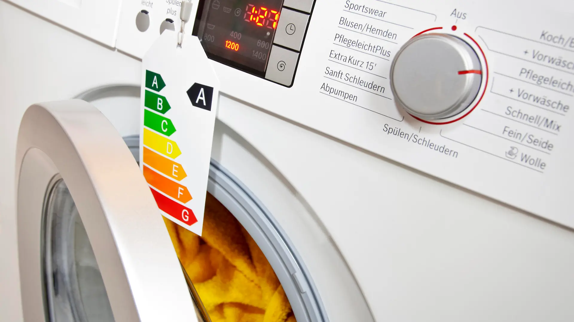 Moderne Waschmaschine mit Ökolabel, das die Effizienzklasse A zeigt.