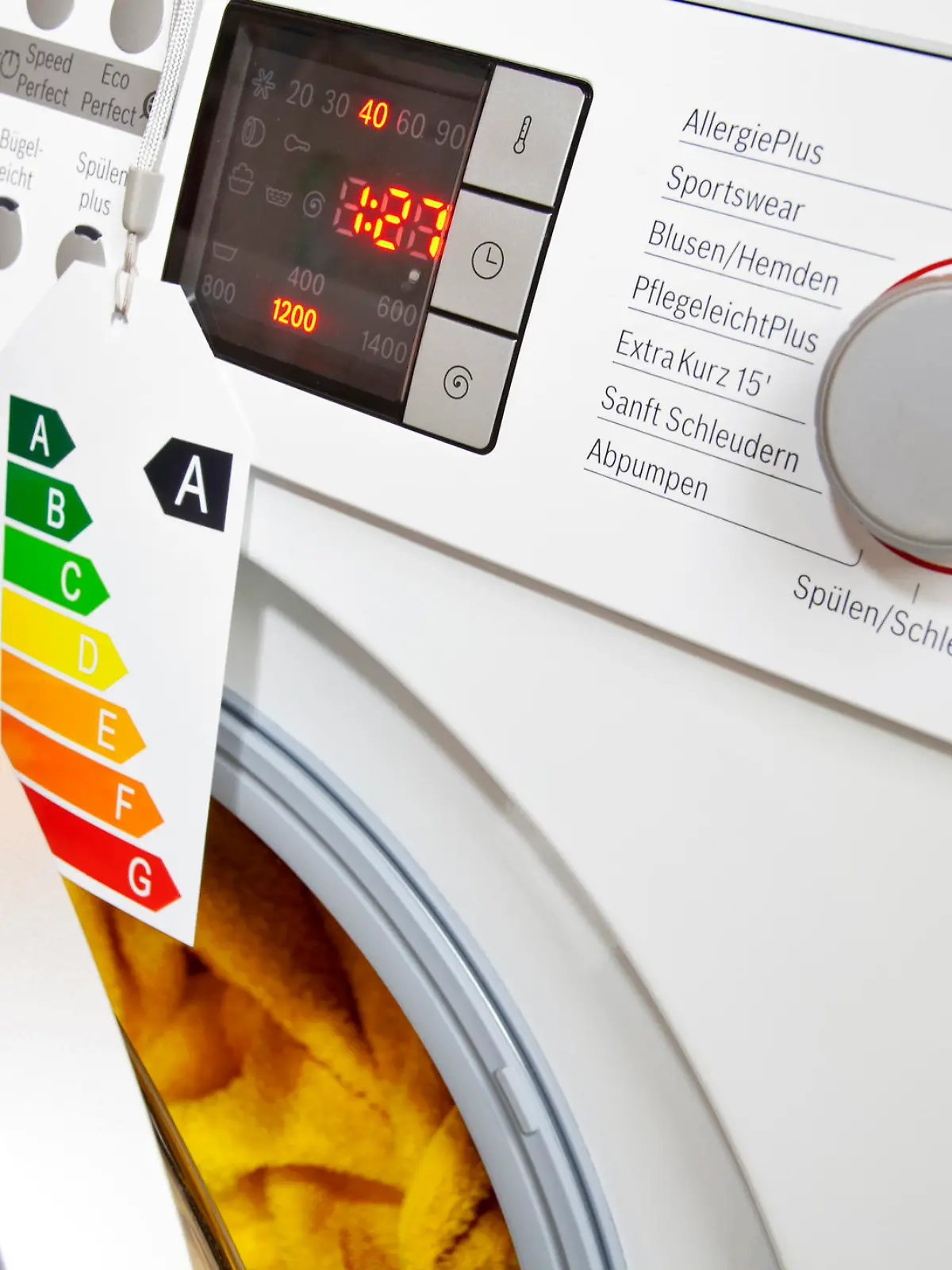 Moderne Waschmaschine mit Ökolabel, das die Effizienzklasse A zeigt.