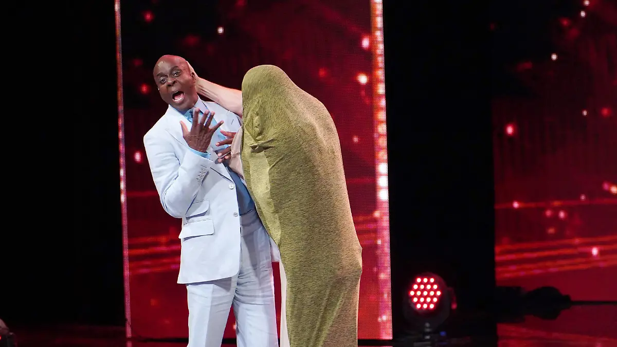 Hilfe! Bruce Darnell wird von einer Schlange gefressen Das Supertalent: Show 6
