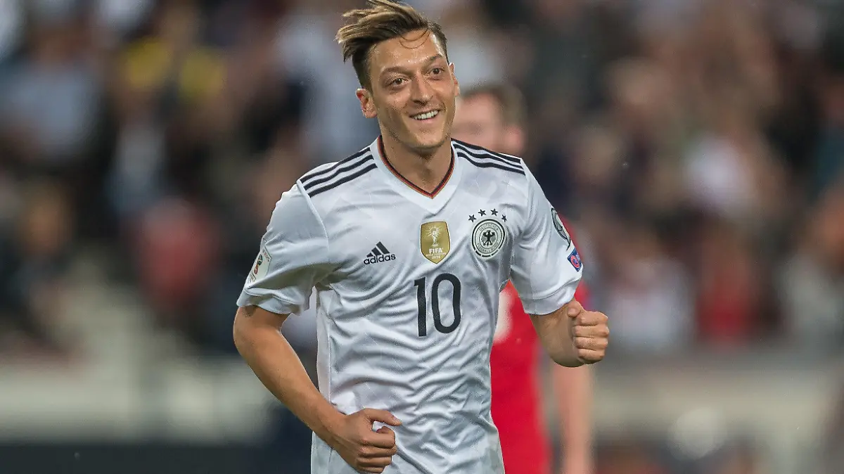 ARCHIV - 04.09.2017, Baden-Württemberg, Stuttgart: Fußball: WM-Qualifikation, Deutschland - Norwegen, Europa, Gruppenphase, Gruppe C, 8. Spieltag in der Mercedes-Benz Arena. Deutschlands Mesut Özil jubelt nach seinem Treffer zum 1:0. (zu dpa «Ex-Nationalspieler Özil: Halte weiter zum DFB-Team» vom 24.10.2018) Foto: Daniel Maurer/dpa +++ dpa-Bildfunk +++