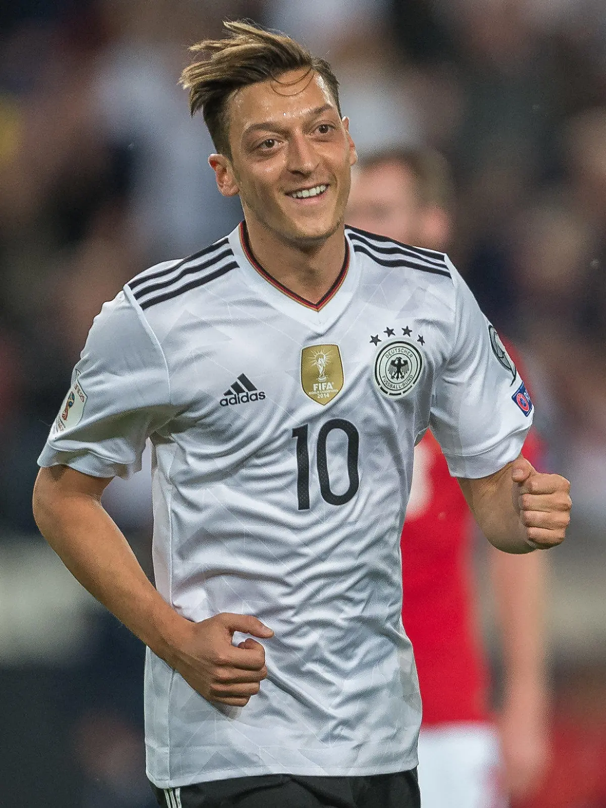 ARCHIV - 04.09.2017, Baden-Württemberg, Stuttgart: Fußball: WM-Qualifikation, Deutschland - Norwegen, Europa, Gruppenphase, Gruppe C, 8. Spieltag in der Mercedes-Benz Arena. Deutschlands Mesut Özil jubelt nach seinem Treffer zum 1:0. (zu dpa «Ex-Nationalspieler Özil: Halte weiter zum DFB-Team» vom 24.10.2018) Foto: Daniel Maurer/dpa +++ dpa-Bildfunk +++