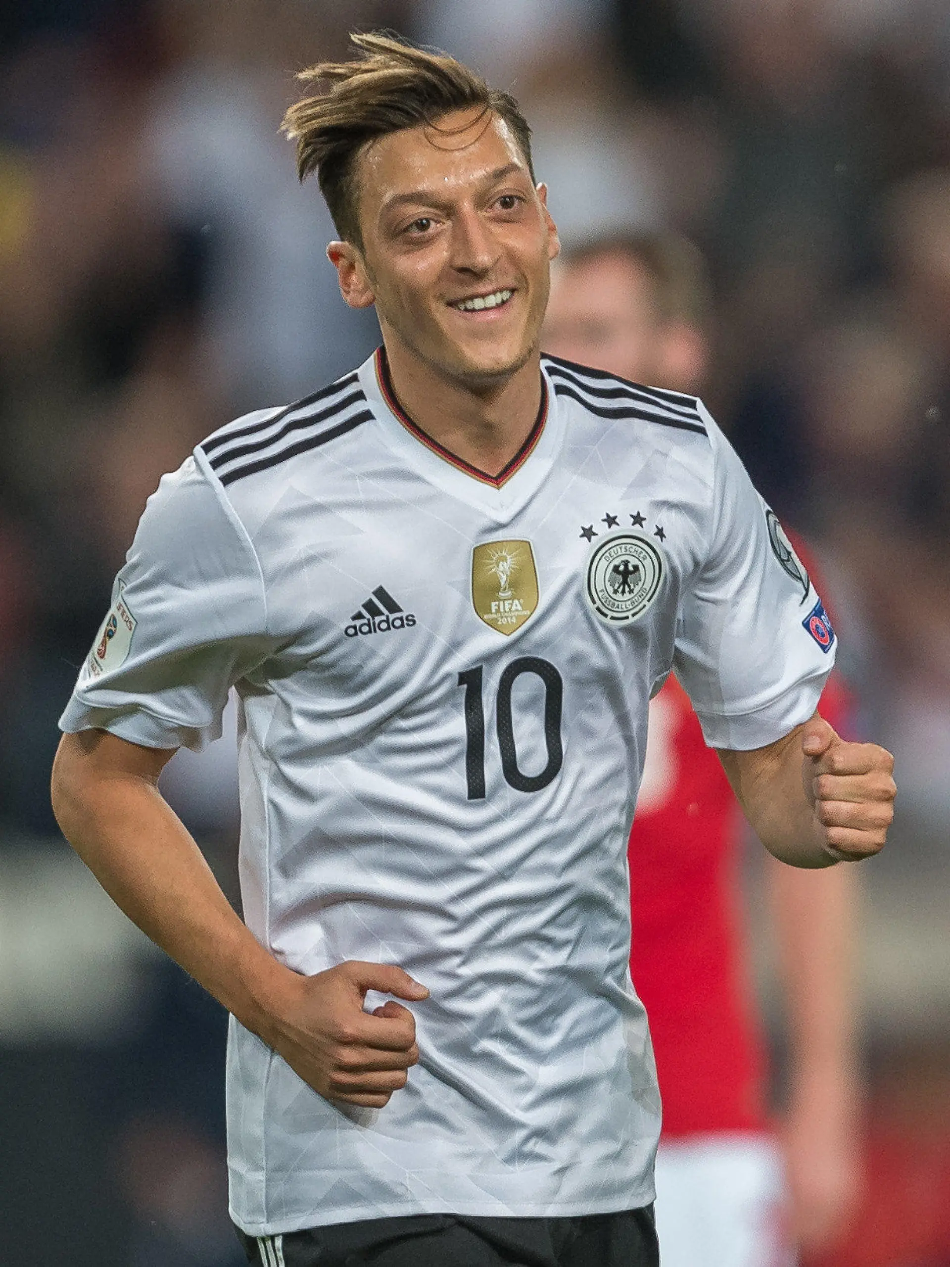 ARCHIV - 04.09.2017, Baden-Württemberg, Stuttgart: Fußball: WM-Qualifikation, Deutschland - Norwegen, Europa, Gruppenphase, Gruppe C, 8. Spieltag in der Mercedes-Benz Arena. Deutschlands Mesut Özil jubelt nach seinem Treffer zum 1:0. (zu dpa «Ex-Nationalspieler Özil: Halte weiter zum DFB-Team» vom 24.10.2018) Foto: Daniel Maurer/dpa +++ dpa-Bildfunk +++