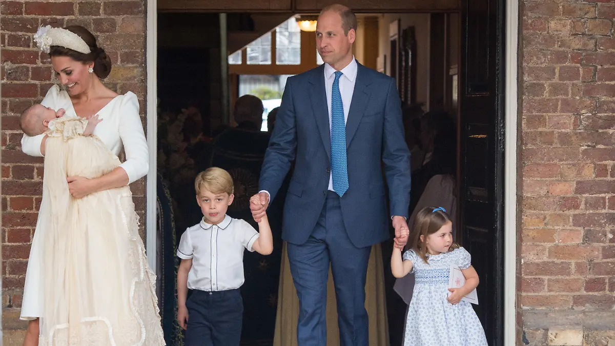 09.07.2018, Großbritannien, London: Die britische Herzogin Kate (l) trägt den britischen Prinz Louis, daneben kommen der britische Prinz William (M) mit den beiden Kindern Prinz George (2.v.l) und Prinzessin Charlotte aus der Kapelle des St.-James's-Palastes nach der Taufe von Prinz Louis. Der jüngste Sohn von Prinz William und Herzogin Kate wurde am Nachmittag in der Kapelle des St.-James's-Palastes in London getauft. Getauft wurde der Kleine auf den Namen Louis Arthur Charles. Foto: Dominic Lipinski/PA Wire/dpa +++ dpa-Bildfunk +++
