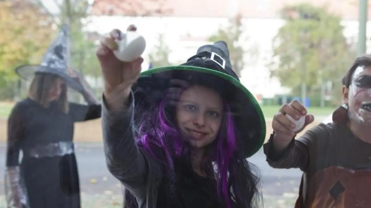 Eier werfen ist ein beliebter Streich zu Halloween. Geht bei solchen Aktivitäten zum Beispiel eine Scheibe kaputt, haftet der Verursacher. Foto: Silvia Marks