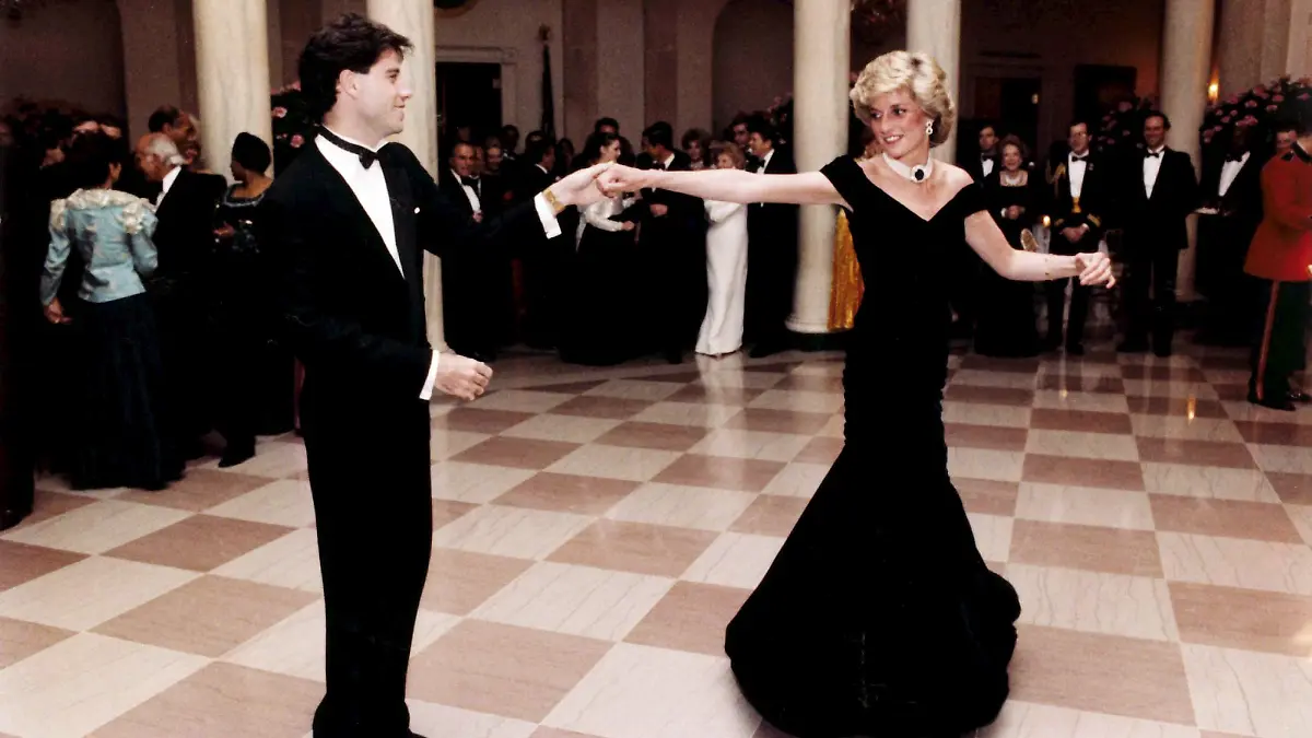 (FILES) File picture dated November 1985 showing the late Diana, Princess of Wales dancing with Hollywood actor John Travolta during a White House party in 1985 hosted by then American President Ronald Reagan and his wife Nancy. The Prince of Wales and his second wife Camilla, Duchess of Cornwall, are currently on an offical trip to the United States this week starting 01 November 2005, their first since they married in April. EPA/COURTESY RONALD REAGAN LIBRARY +++(c) dpa - Report+++