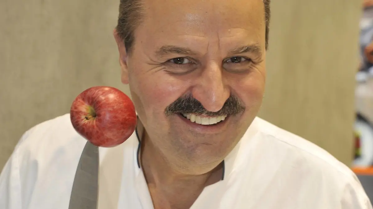 Johann Lafer Koch 10/19 thg Johann Lafer am 18. Oktober 2019 während der Frankfurter Buchmesse Messe Literaturmesse Literatur Frankfurt Main Österreicher Österreich österreichischer Mann Unternehmer Fernsehkoch Autor austrian cook author writer hoch halb stehend lächelnd Obst haltend Apfel Messer Kochmesser aufgespießt *** Johann Lafer chef 10 19 thg Johann Lafer on 18 October 2019 during Frankfurt Book Fair literature fair literature Frankfurt Main Austrian Austrian man entrepreneur television chef author austrian cook author writer high half standing smiling holding fruit apple knife cooking knife impaled