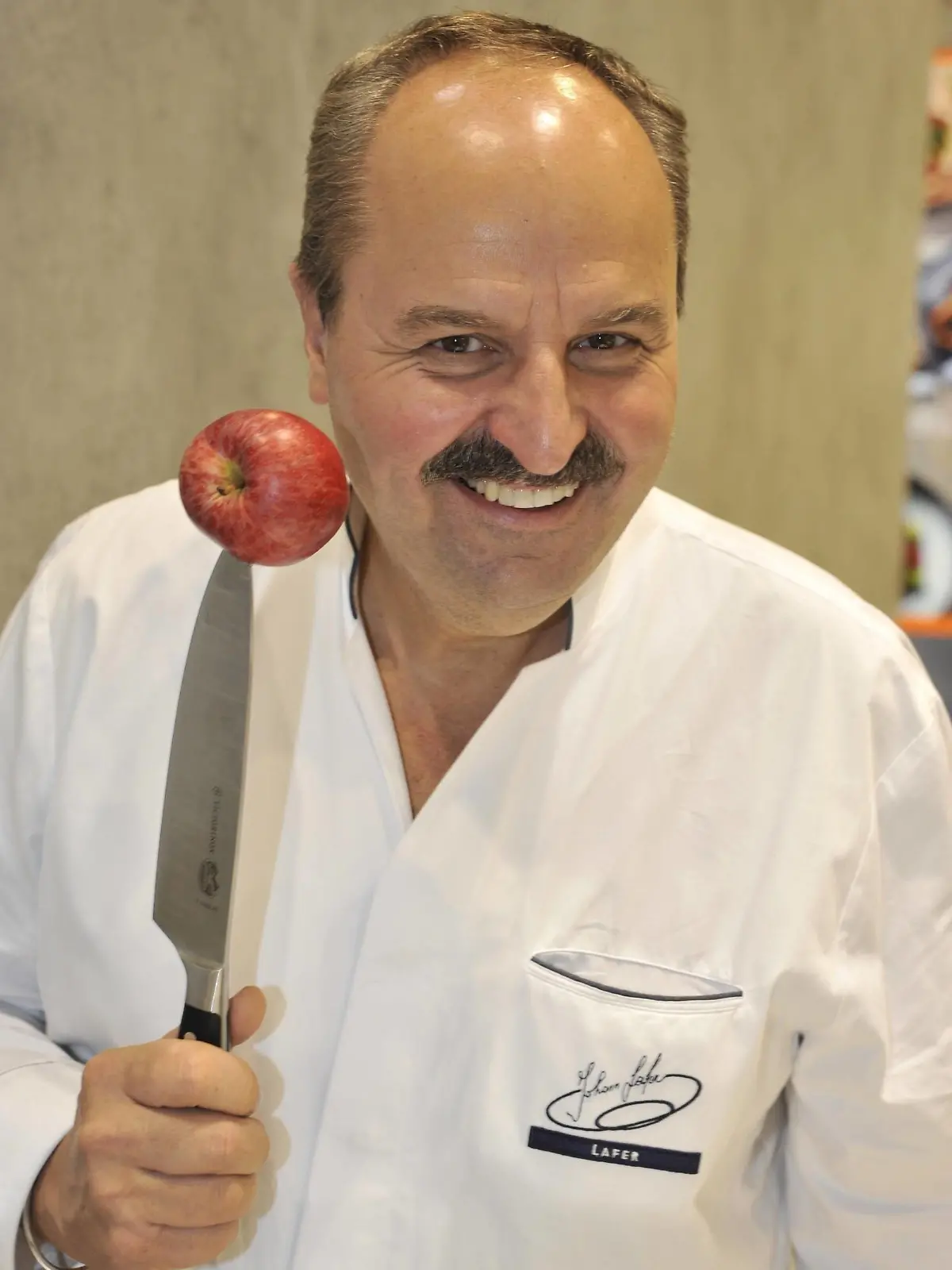 Johann Lafer Koch 10/19 thg Johann Lafer am 18. Oktober 2019 während der Frankfurter Buchmesse Messe Literaturmesse Literatur Frankfurt Main Österreicher Österreich österreichischer Mann Unternehmer Fernsehkoch Autor austrian cook author writer hoch halb stehend lächelnd Obst haltend Apfel Messer Kochmesser aufgespießt *** Johann Lafer chef 10 19 thg Johann Lafer on 18 October 2019 during Frankfurt Book Fair literature fair literature Frankfurt Main Austrian Austrian man entrepreneur television chef author austrian cook author writer high half standing smiling holding fruit apple knife cooking knife impaled
