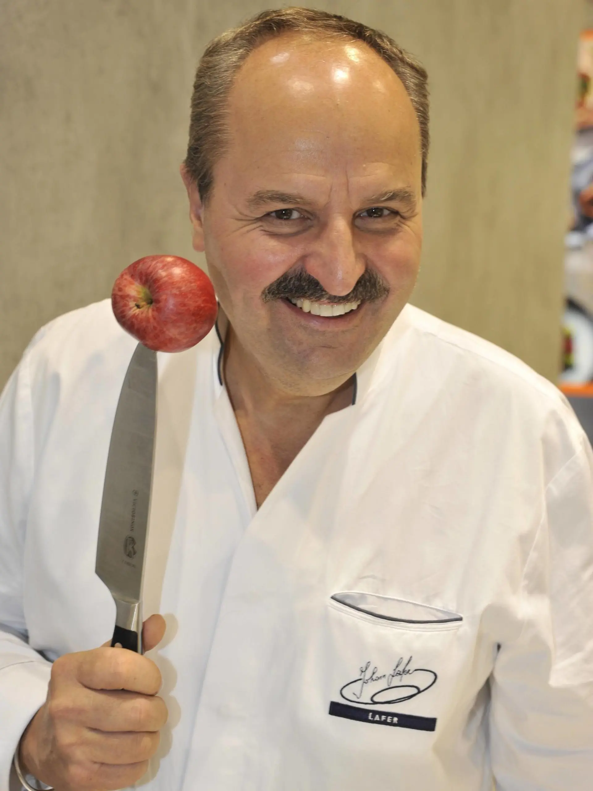 Johann Lafer Koch 10/19 thg Johann Lafer am 18. Oktober 2019 während der Frankfurter Buchmesse Messe Literaturmesse Literatur Frankfurt Main Österreicher Österreich österreichischer Mann Unternehmer Fernsehkoch Autor austrian cook author writer hoch halb stehend lächelnd Obst haltend Apfel Messer Kochmesser aufgespießt *** Johann Lafer chef 10 19 thg Johann Lafer on 18 October 2019 during Frankfurt Book Fair literature fair literature Frankfurt Main Austrian Austrian man entrepreneur television chef author austrian cook author writer high half standing smiling holding fruit apple knife cooking knife impaled