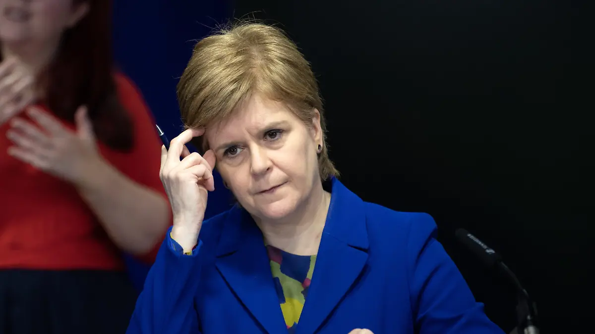 ARCHIV - 16.01.2023, Großbritannien, Edinburgh: Nicola Sturgeon, Premierminister von Schottland, reagiert während einer Pressekonferenz über das staatliche Gesundheitssystem National Health Service (NHS) im St. Andrews House. Die schottische Regierungschefin will Berichten zufolge ihr Amt aufgeben. Das berichteten die Sender BBC und Sky News am Mittwoch unter Berufung auf Regierungsquellen. Foto: Lesley Martin/PA Wire/dpa +++ dpa-Bildfunk +++