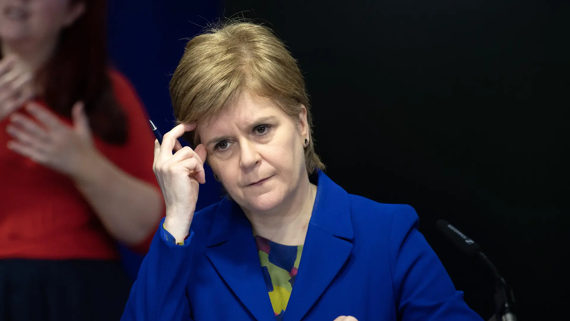 ARCHIV - 16.01.2023, Großbritannien, Edinburgh: Nicola Sturgeon, Premierminister von Schottland, reagiert während einer Pressekonferenz über das staatliche Gesundheitssystem National Health Service (NHS) im St. Andrews House. Die schottische Regierungschefin will Berichten zufolge ihr Amt aufgeben. Das berichteten die Sender BBC und Sky News am Mittwoch unter Berufung auf Regierungsquellen. Foto: Lesley Martin/PA Wire/dpa +++ dpa-Bildfunk +++