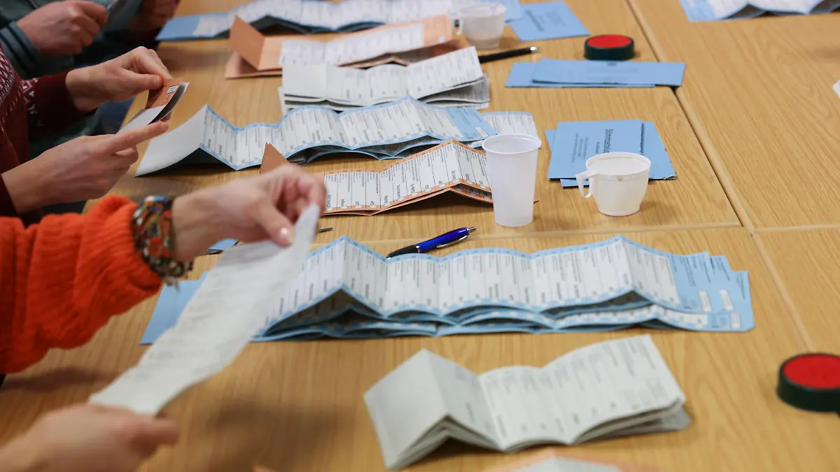 15.02.2023, Berlin: Nach der Wiederholungswahl zum Berliner Abgeordnetenhaus werden bei einer Öffentlichen Auszählung Wahlbriefe im Bezirk Lichtenberg nachgezählt. Insgesamt soll es sich um 466 Stimmen von Briefwählern handeln, die bei der Wiederholungswahl am 12. Februar 2023 nicht berücksichtigt wurden. Foto: Jörg Carstensen/dpa +++ dpa-Bildfunk +++